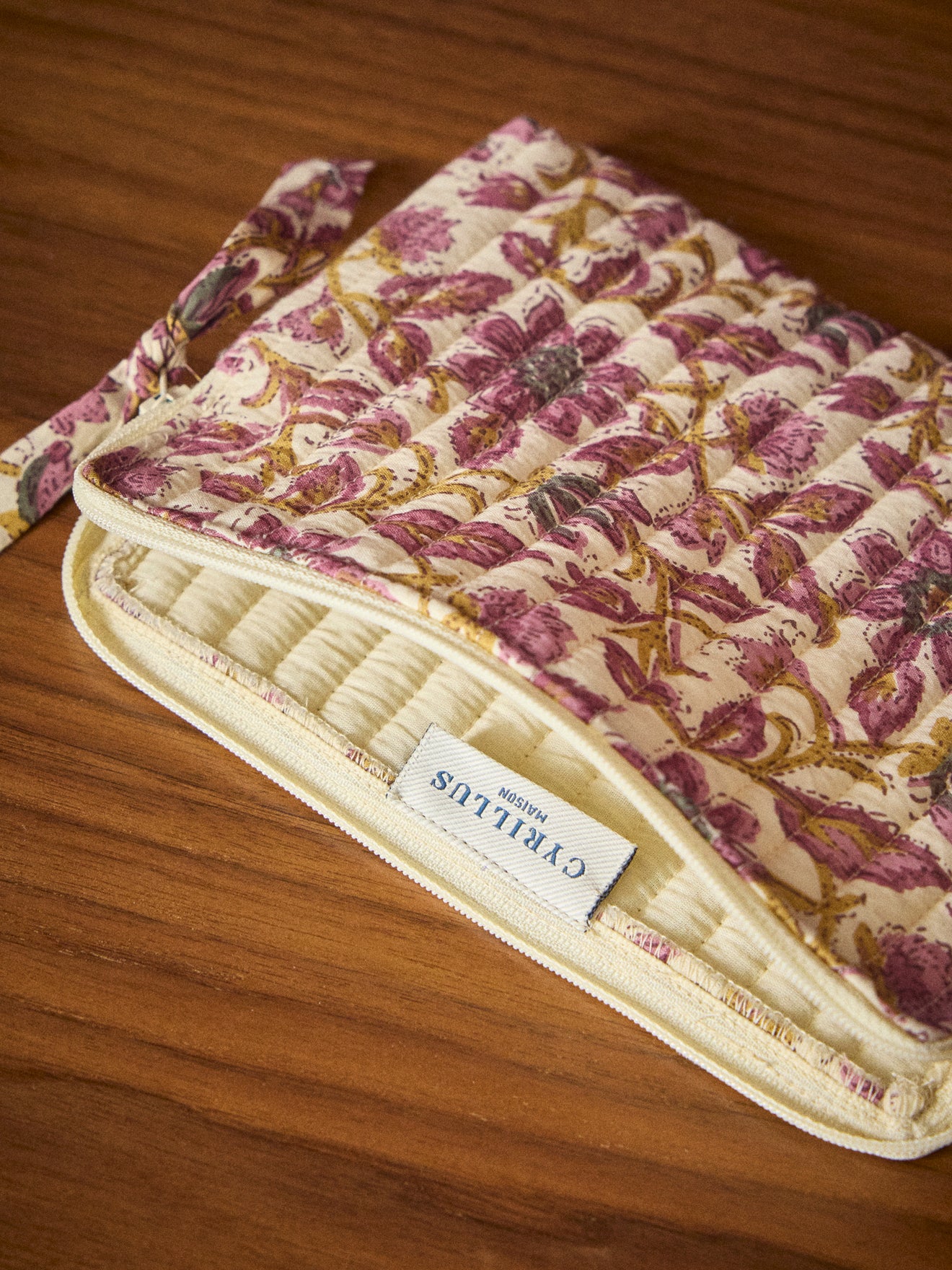 Gewellte Clutch aus indischem Stoff