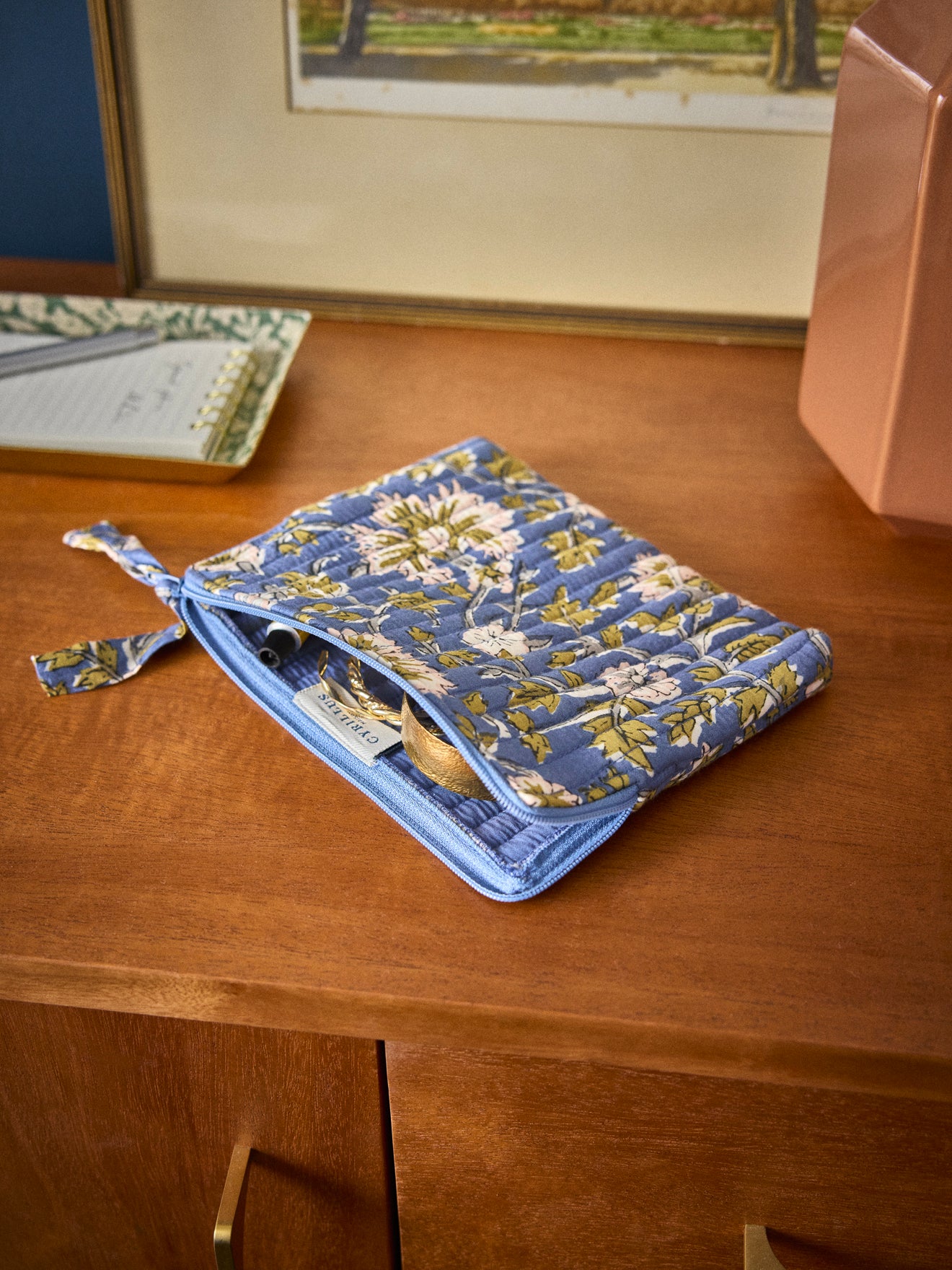 Gewellte Clutch aus indischem Stoff