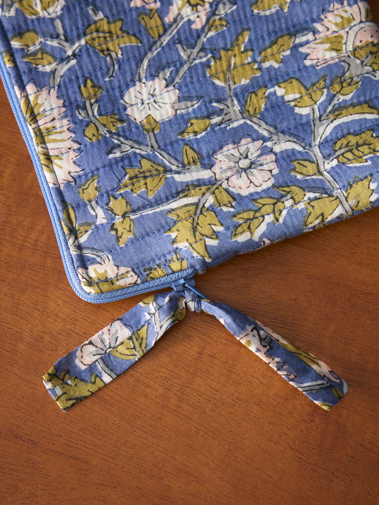 Gewellte Clutch aus indischem Stoff