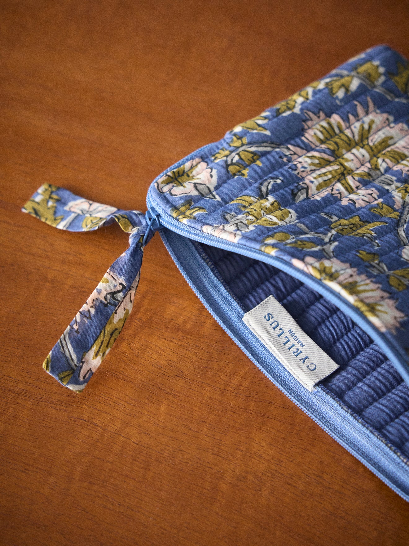 Gewellte Clutch aus indischem Stoff