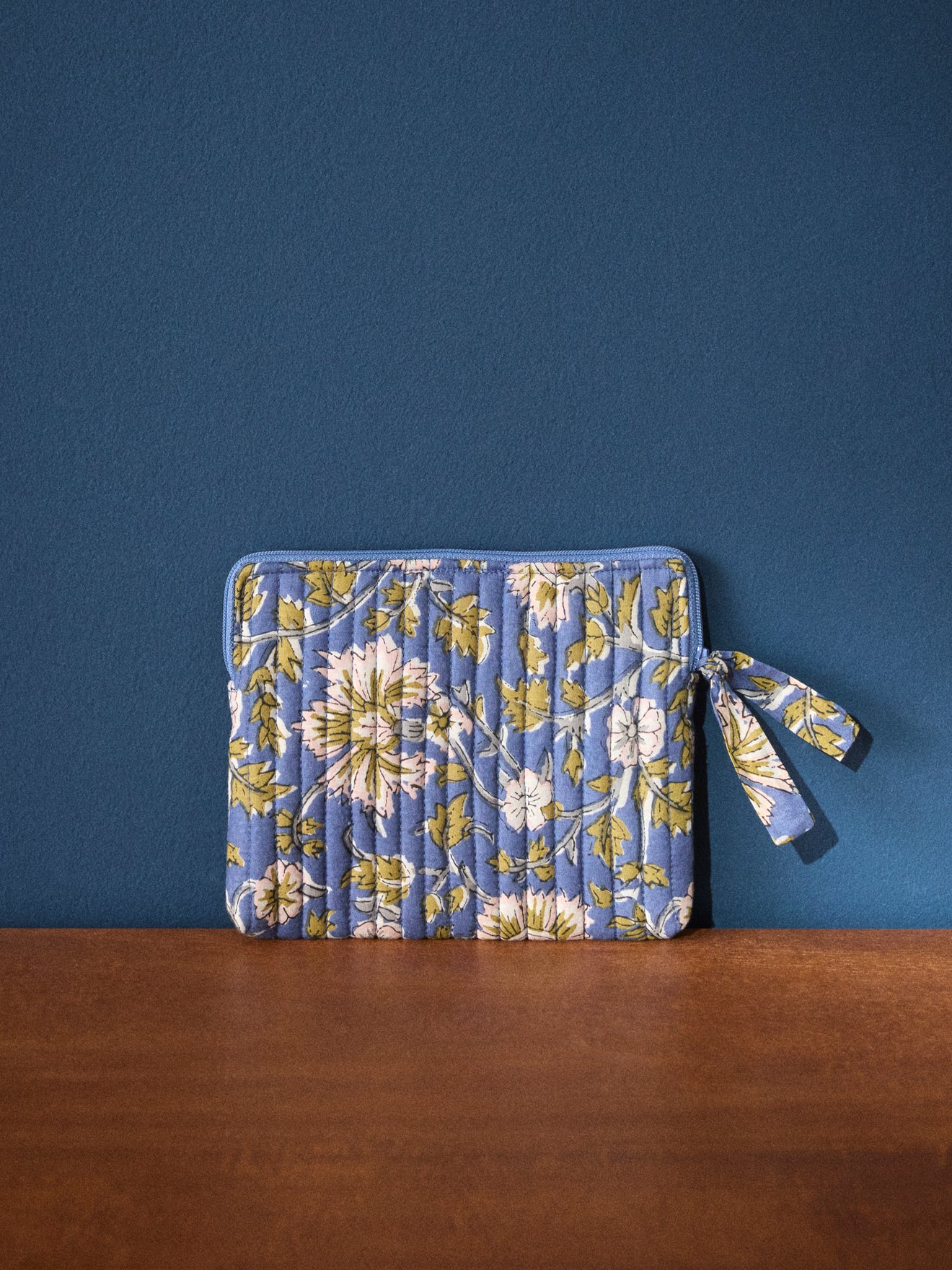 Gewellte Clutch aus indischem Stoff