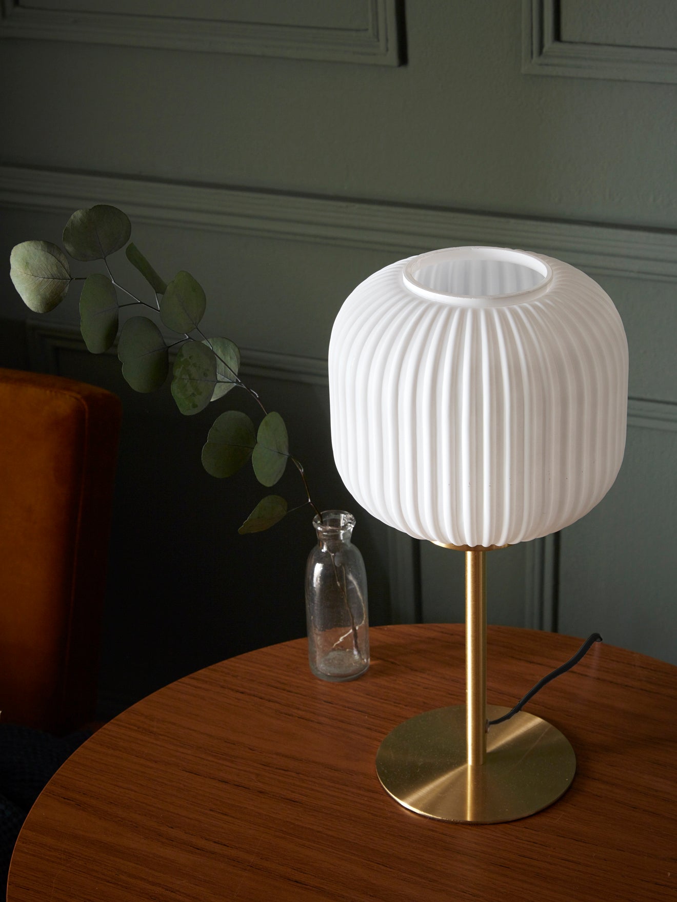 Lampe aus Messing und geriffeltem Glas