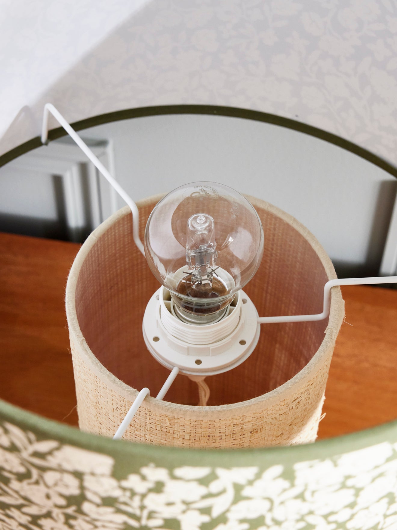 Geblümte Lampe, Fuß aus Rattan