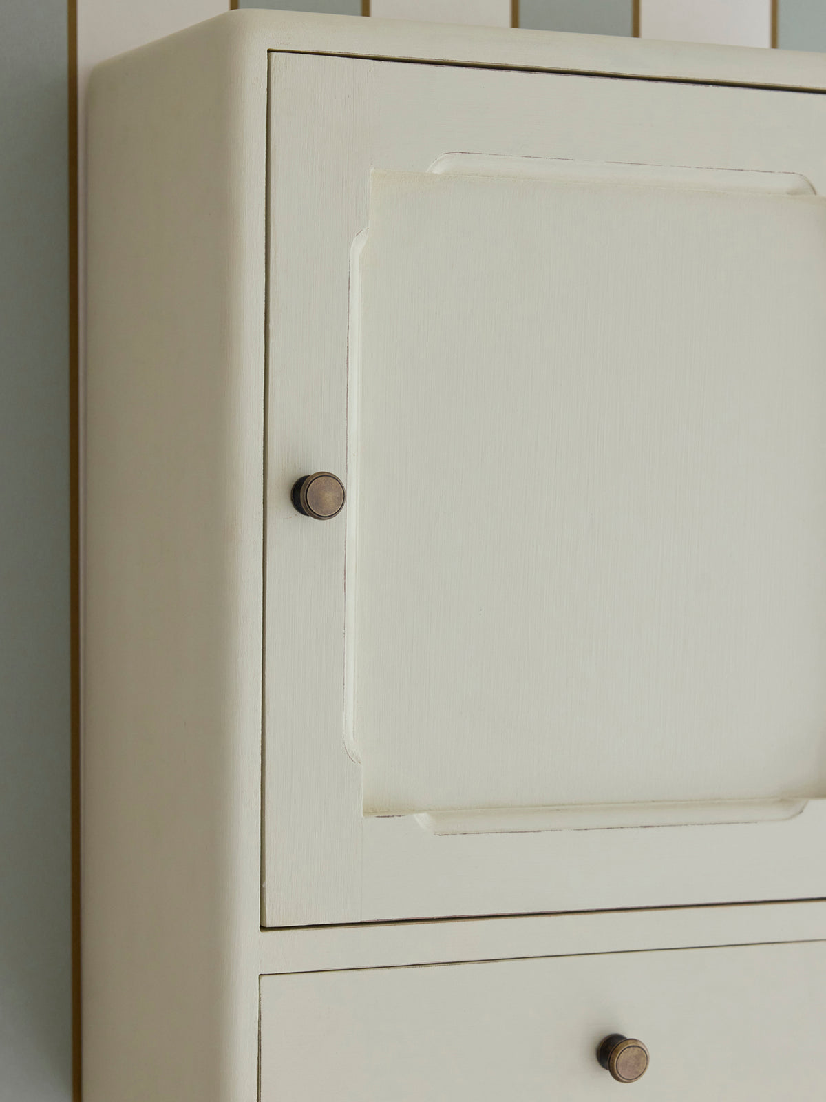 Wandschrank aus Holz