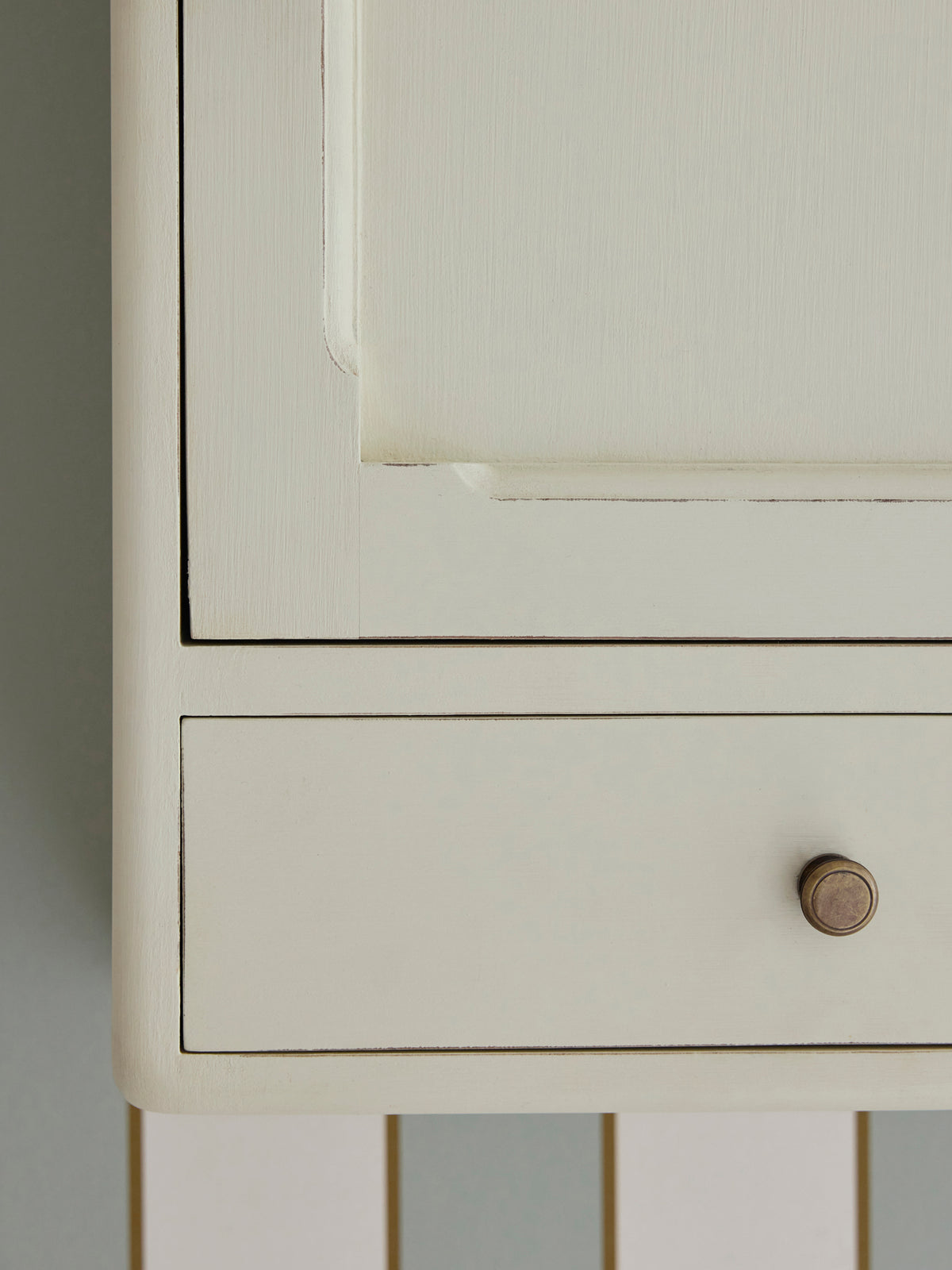 Wandschrank aus Holz