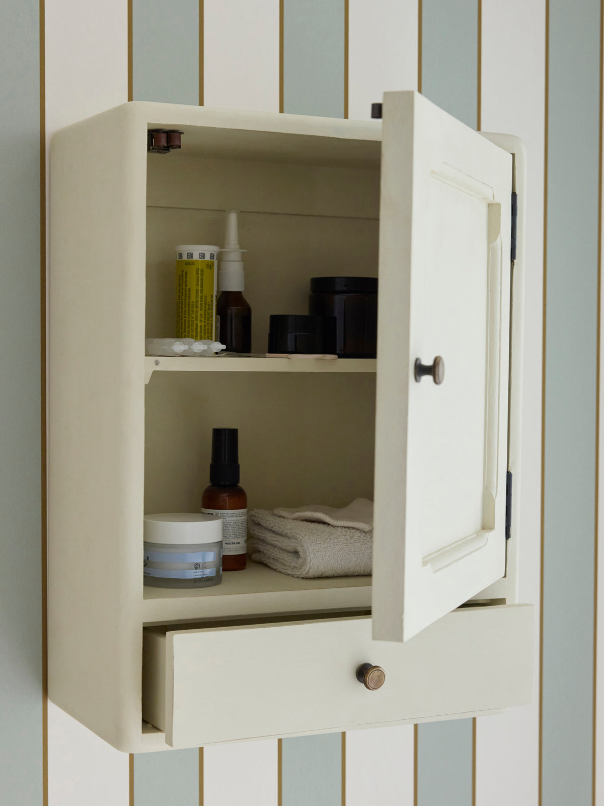 Wandschrank aus Holz