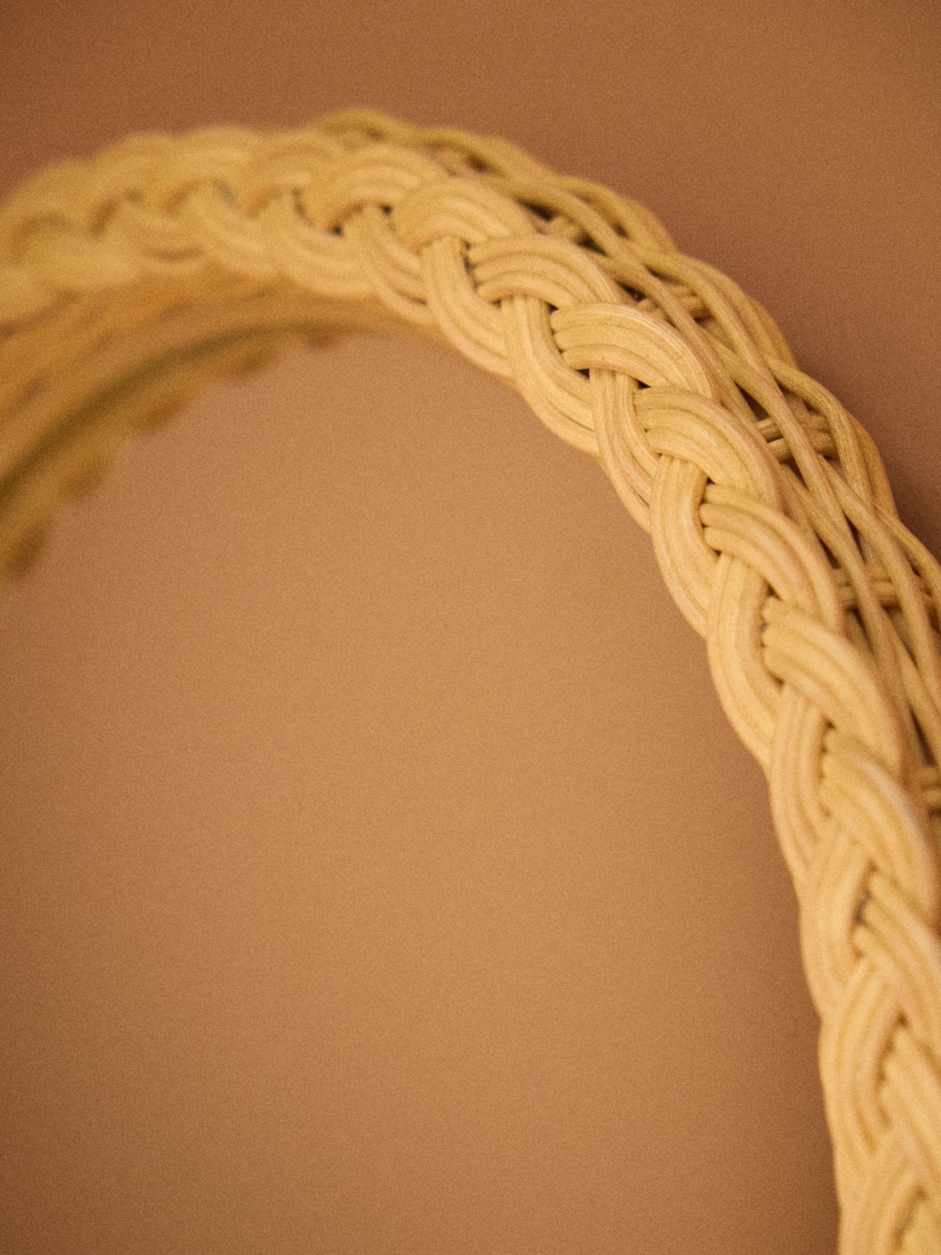 Spiegel aus geflochtenem Rattan