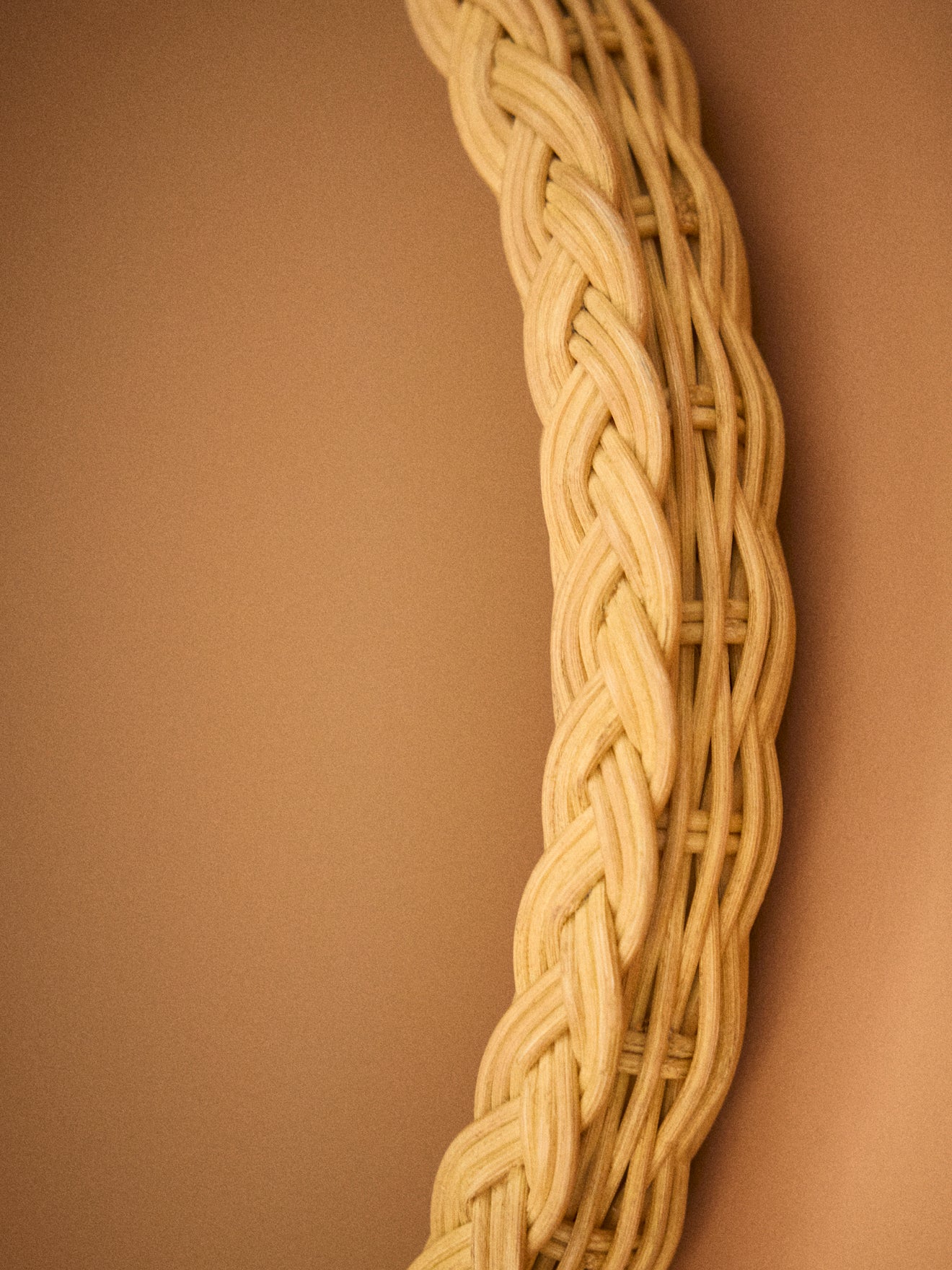 Spiegel aus geflochtenem Rattan