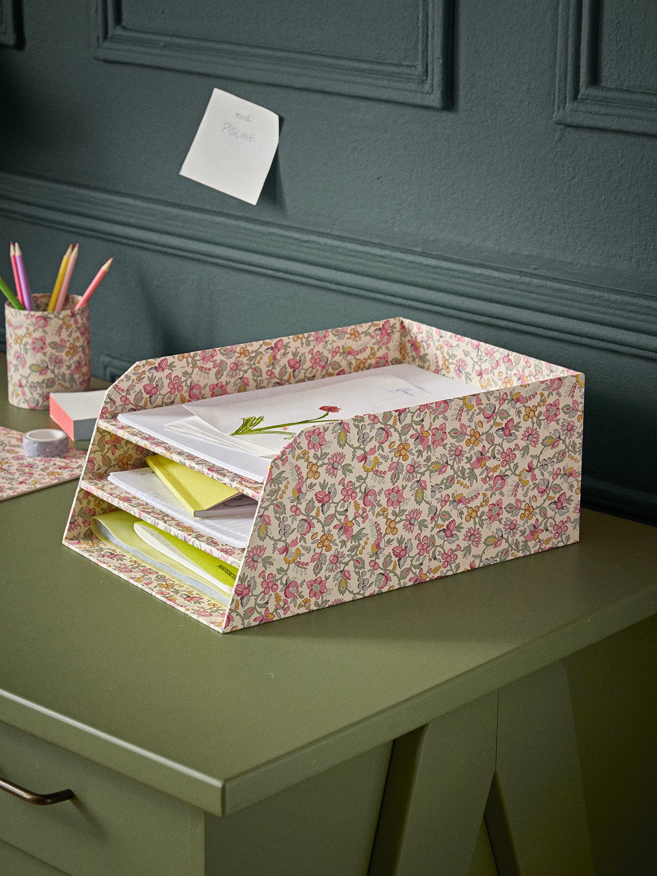 Briefkorb aus bedrucktem Papier
