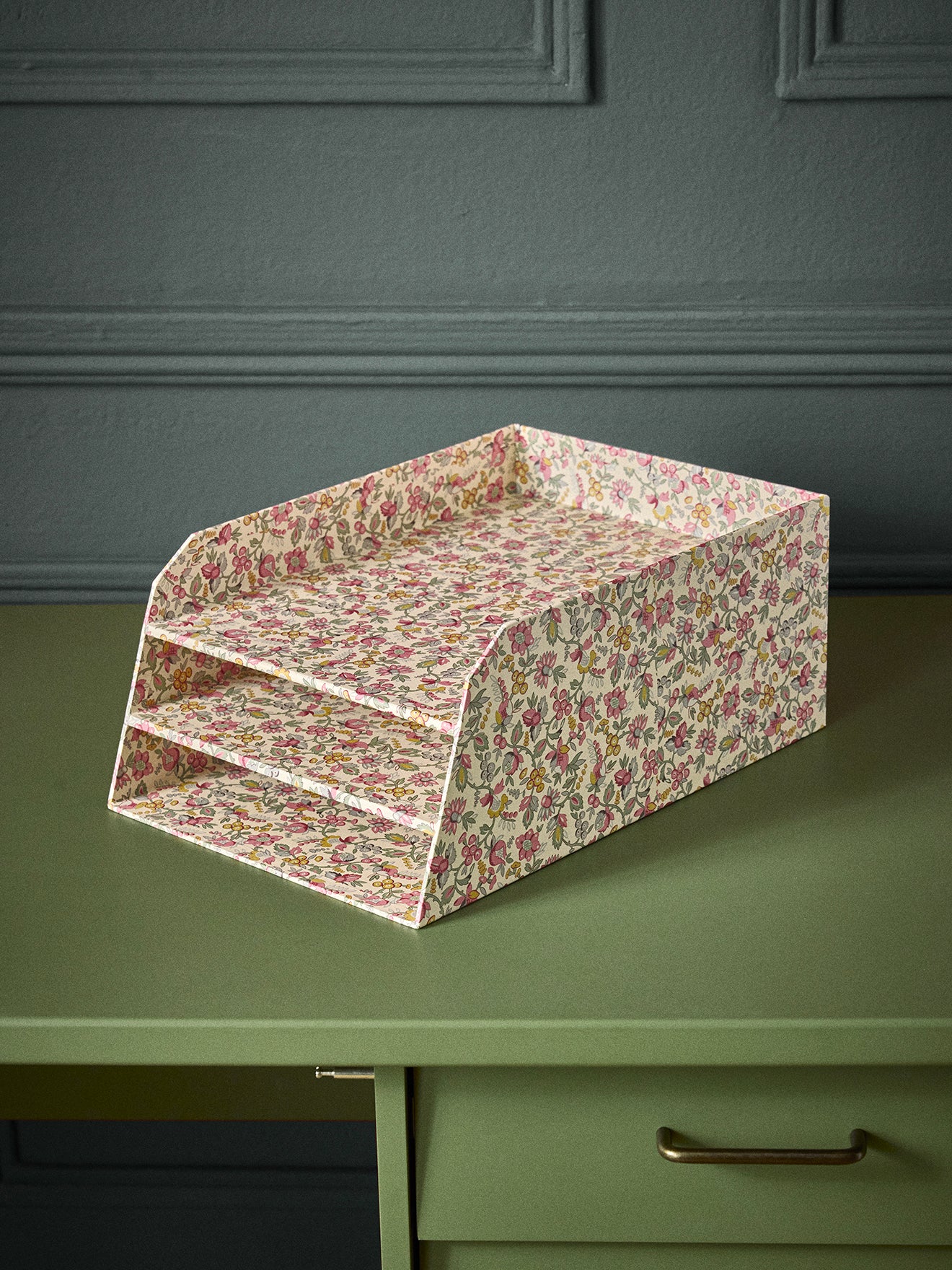 Briefkorb aus bedrucktem Papier
