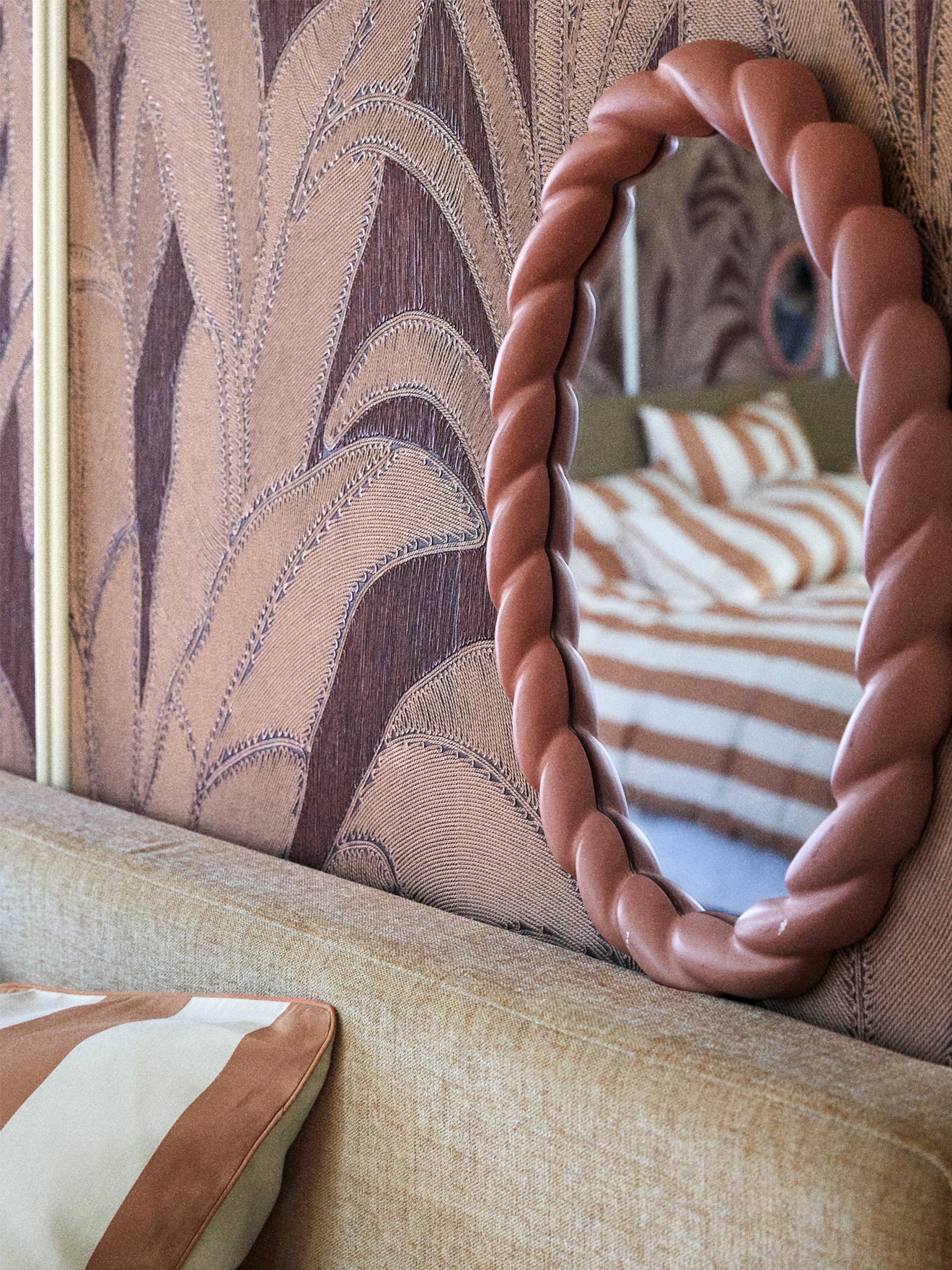 Ovaler Spiegel mit gedrehtem Rahmen