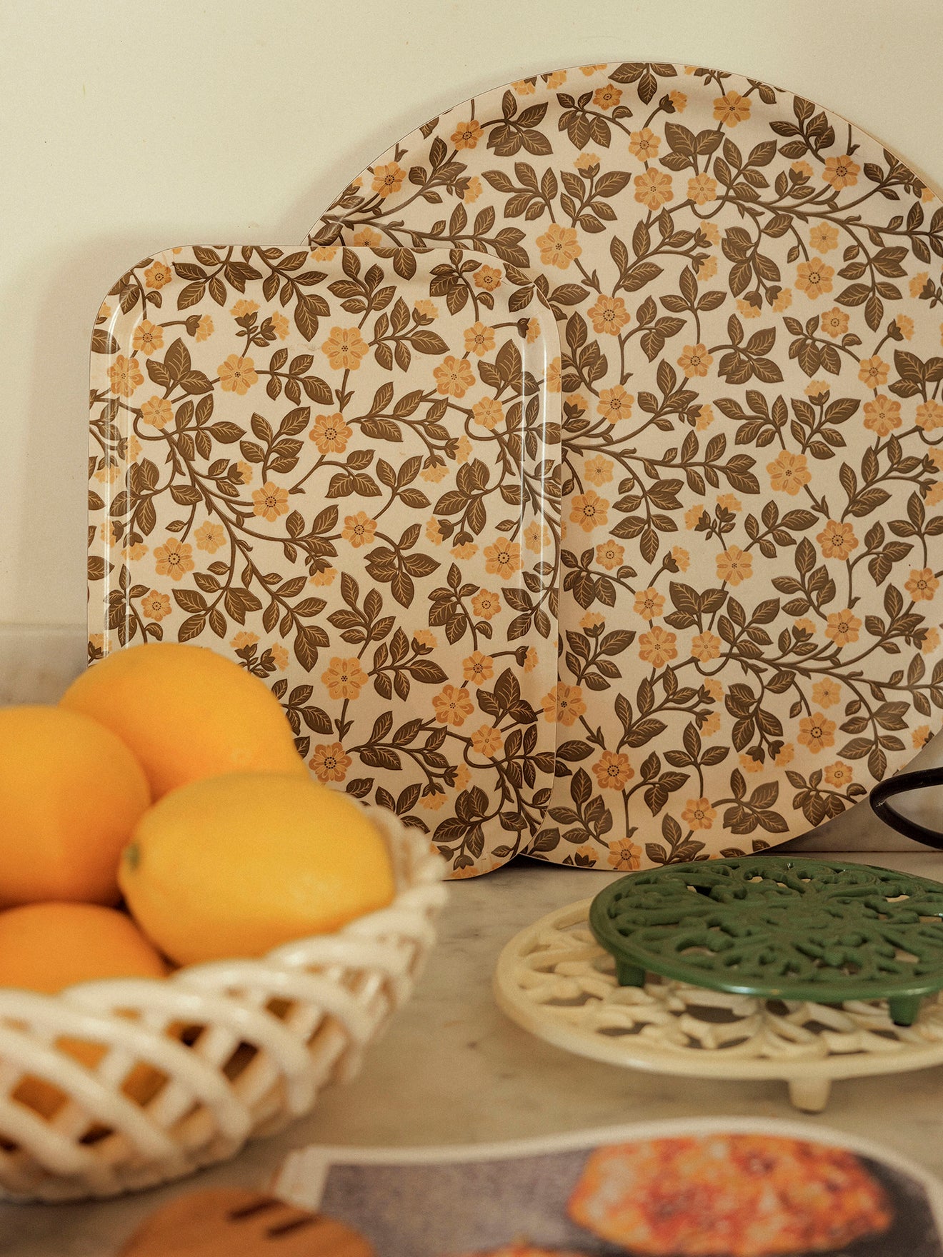 Holztablett mit Blumenmotiv