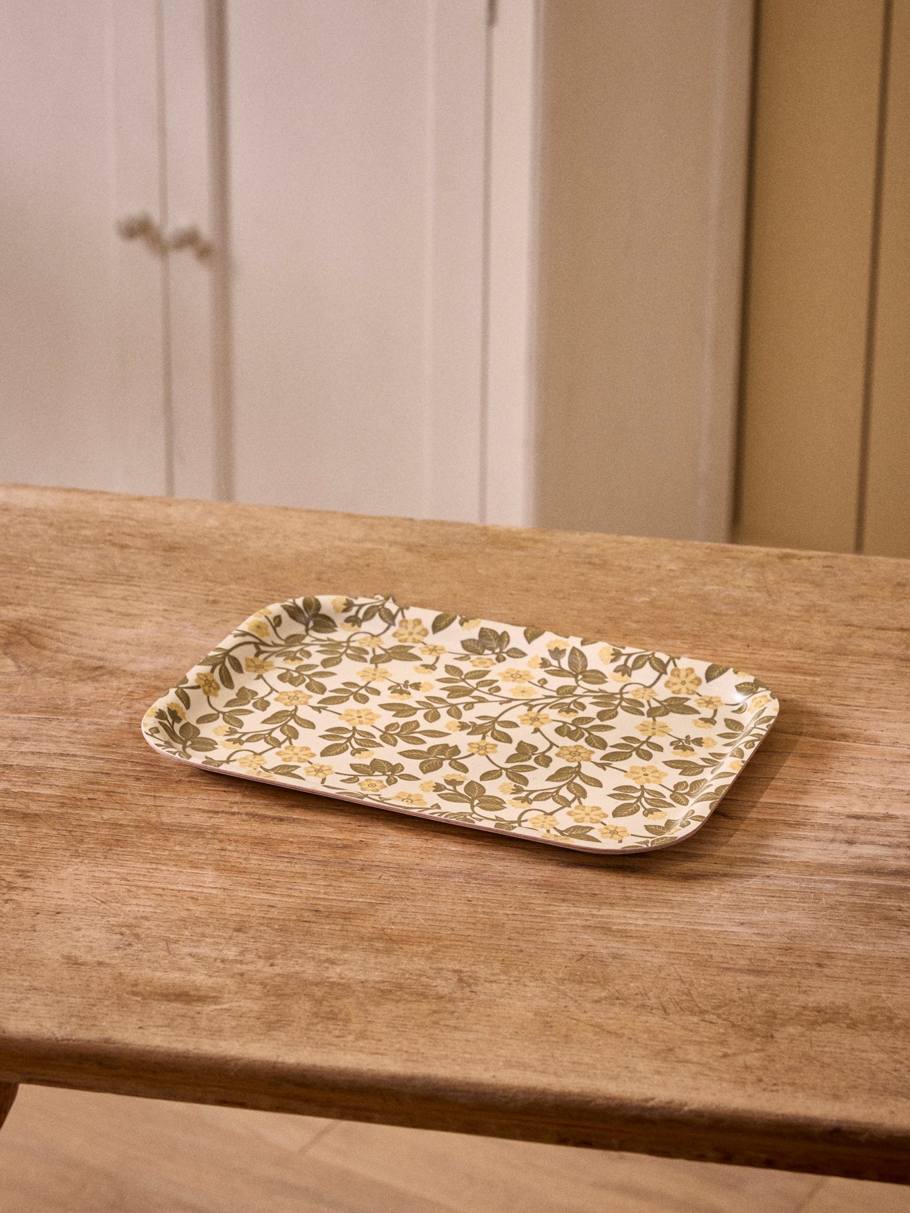 Holztablett mit Blumenmotiv