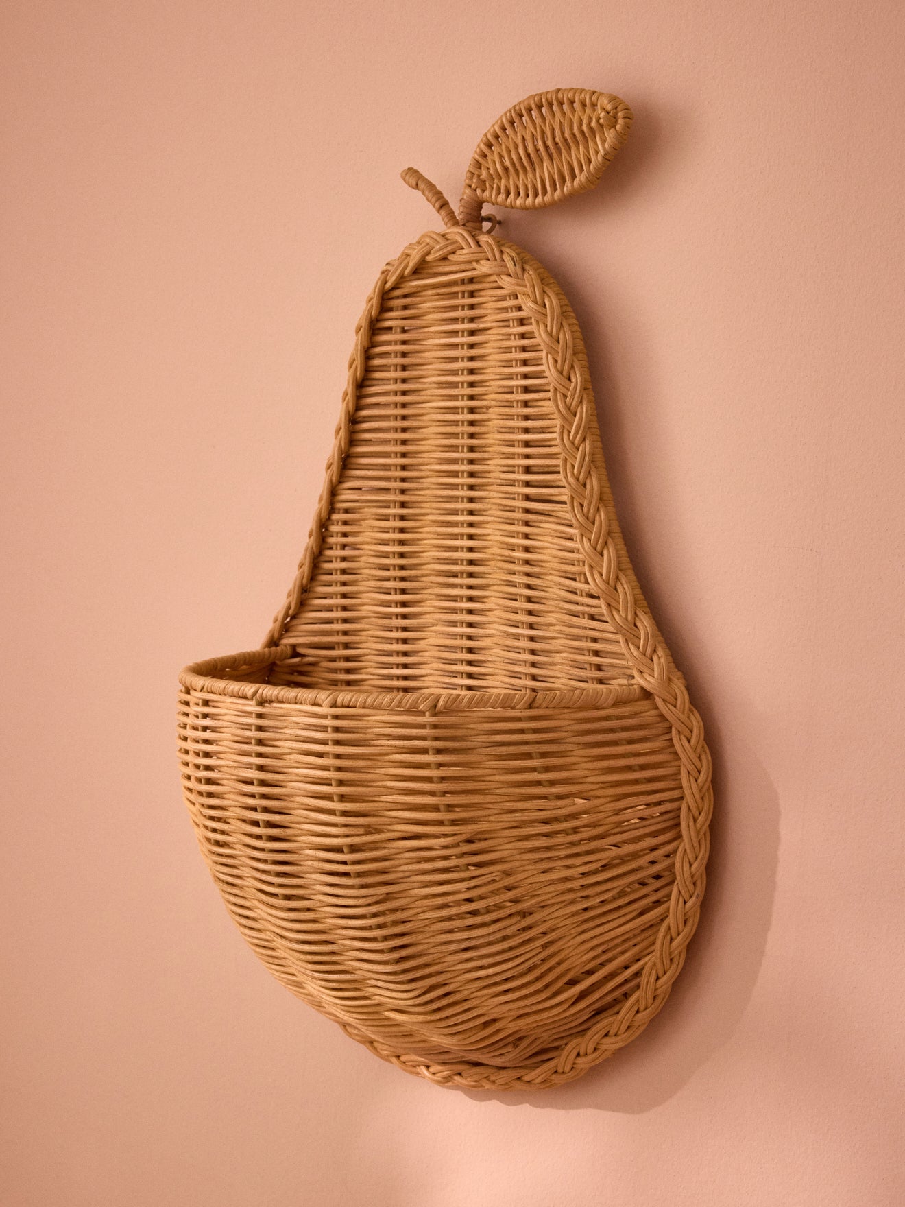Birnenformiger Korb aus Rattan