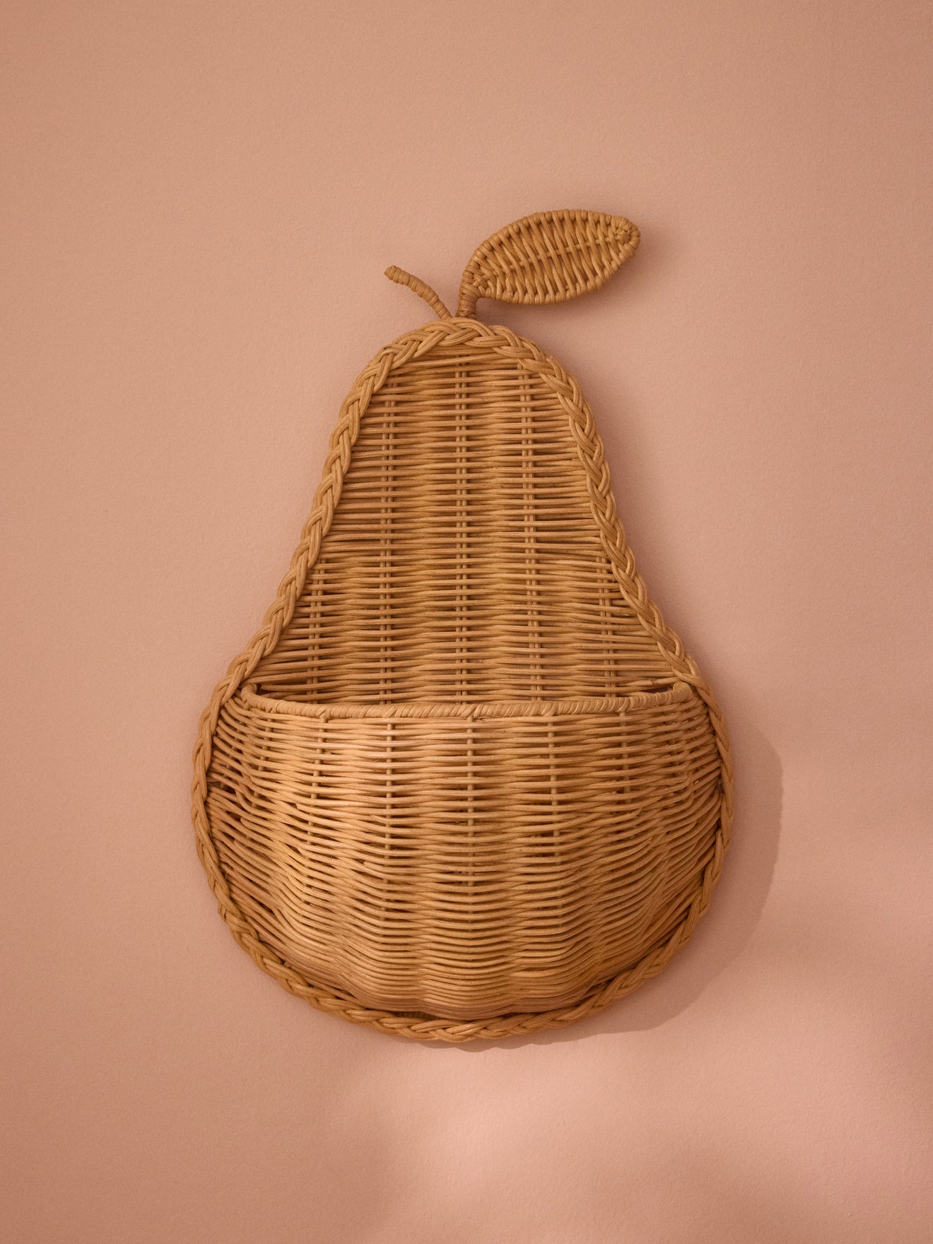 Birnenformiger Korb aus Rattan