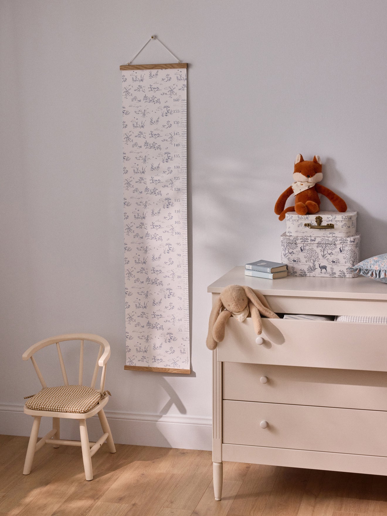 Messlatte im Toile-de-Jouy-Stil von Cotton Bird