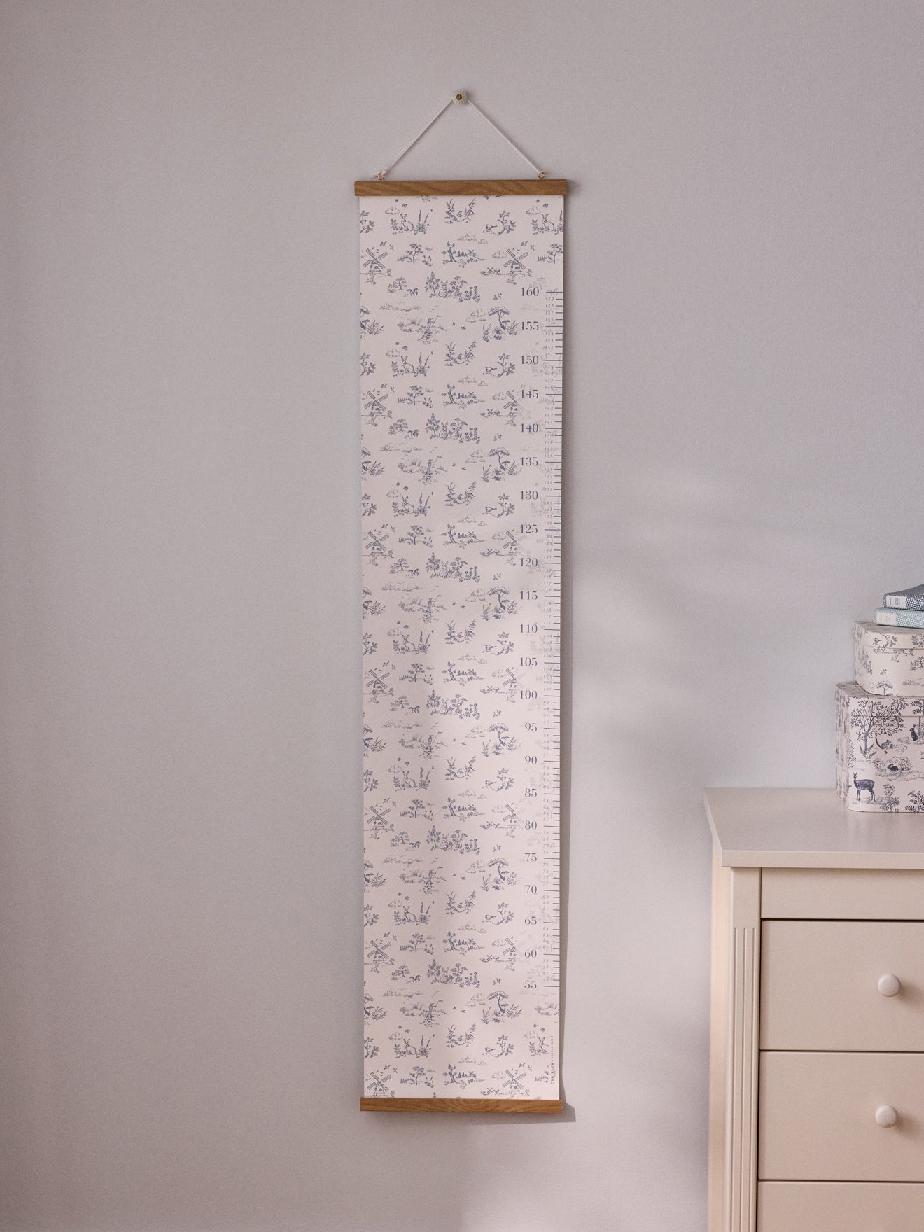 Messlatte im Toile-de-Jouy-Stil von Cotton Bird