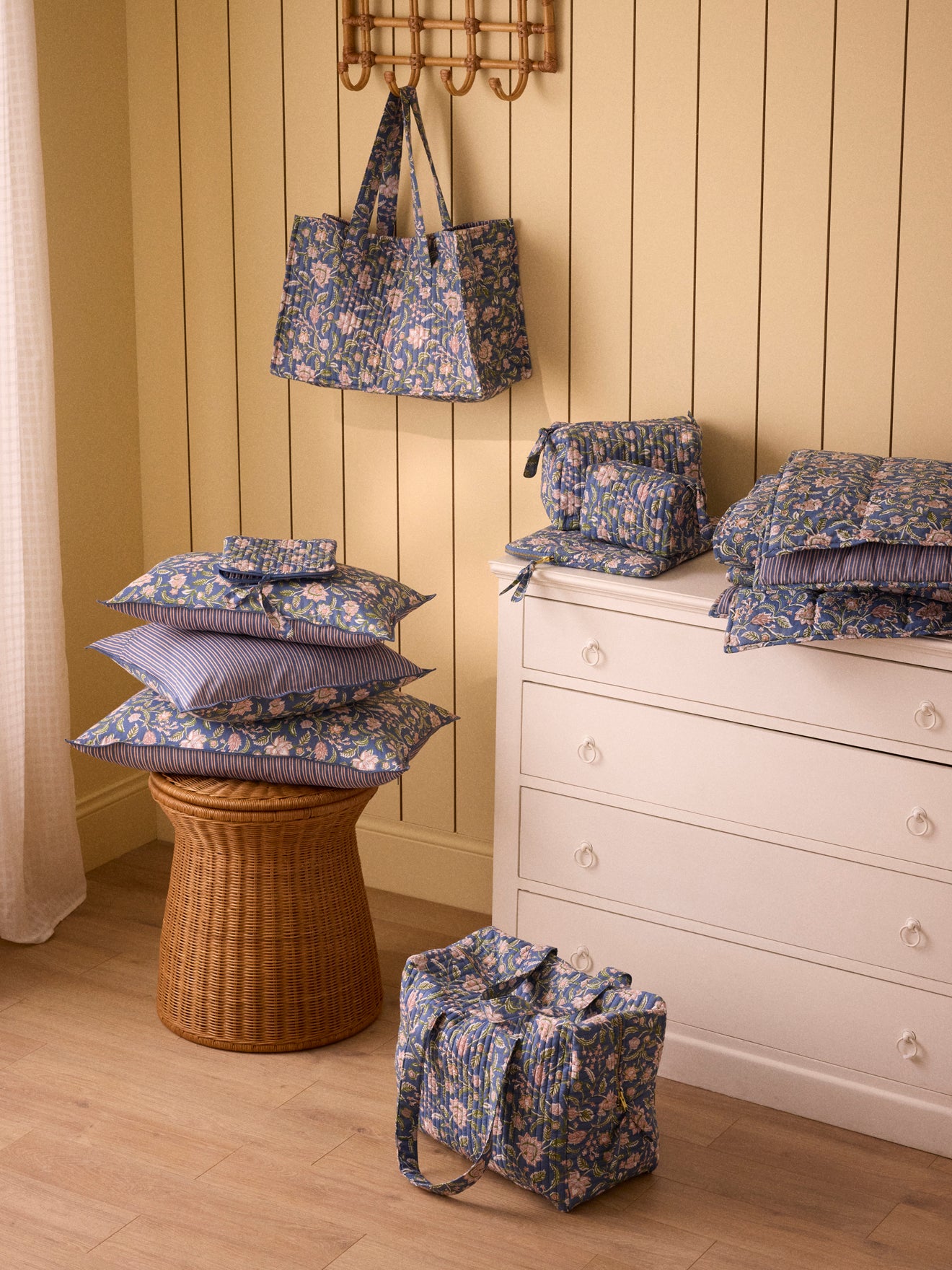 Kleiner Kulturbeutel mit Bella-Print