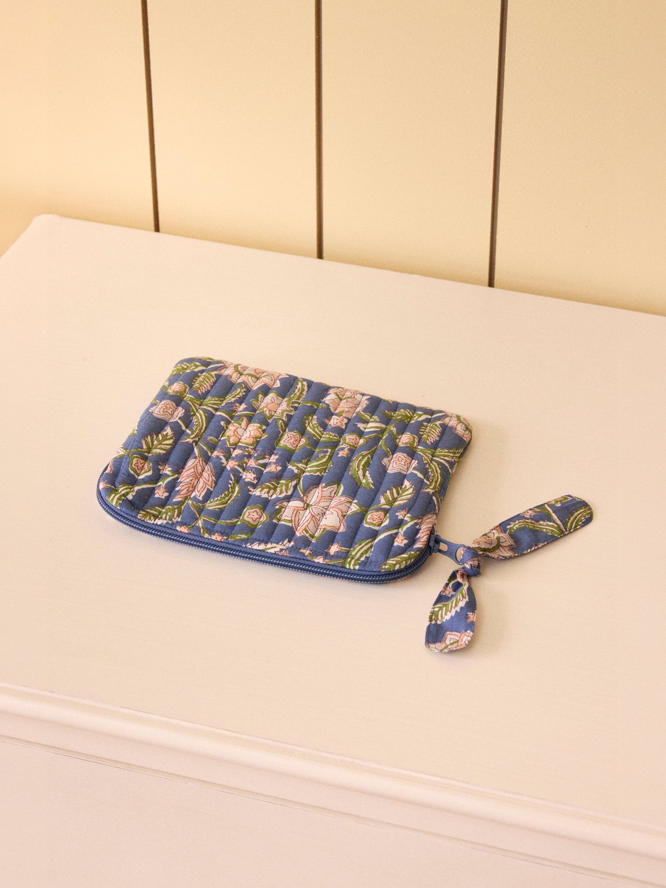 Kleiner Kulturbeutel mit Bella-Print