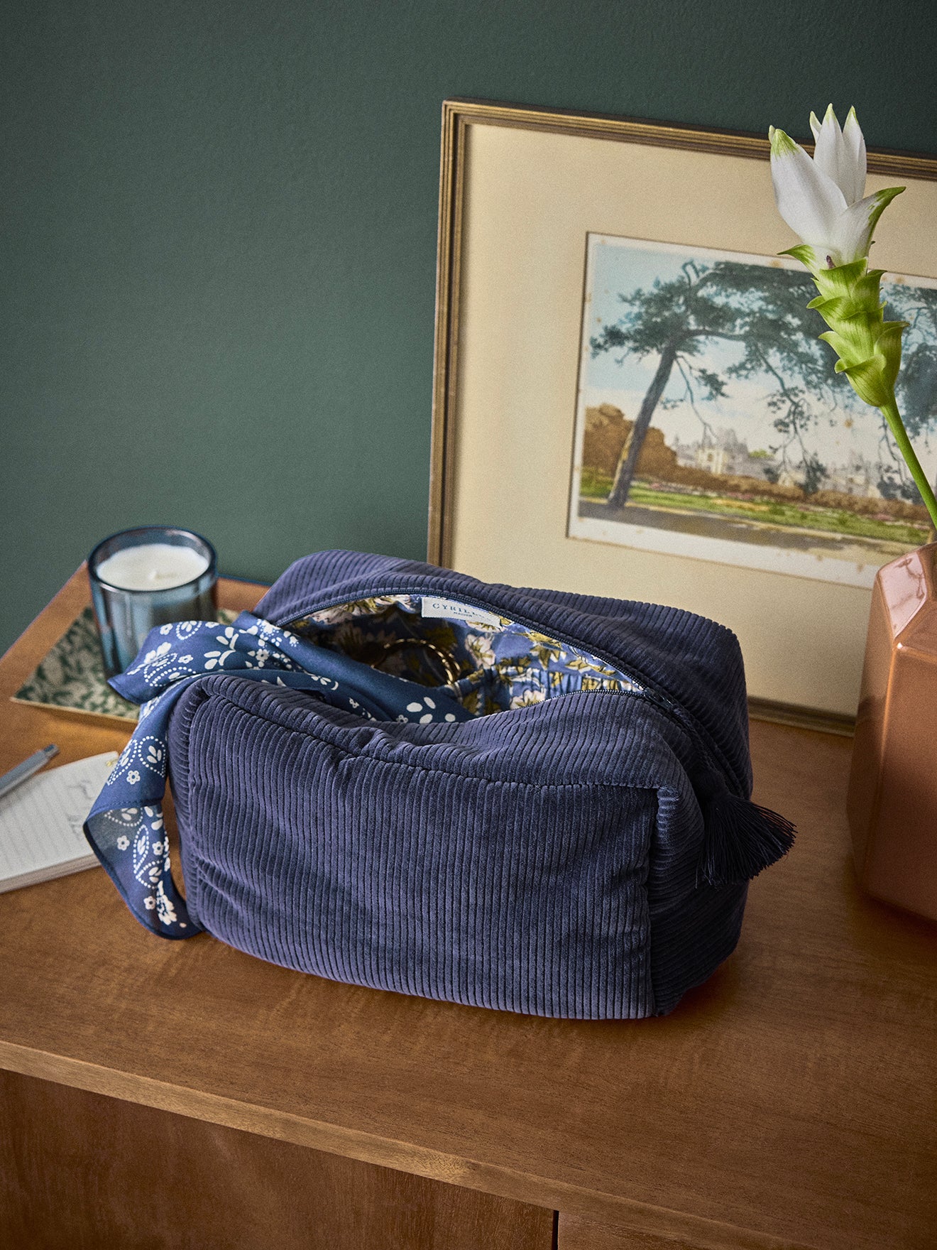 Tasche aus Corduroy mit Toilettenutensilien