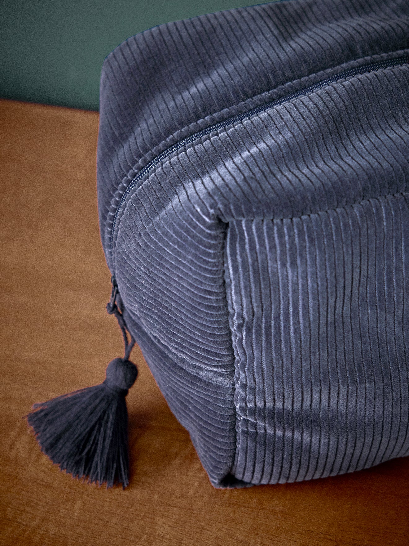 Tasche aus Corduroy mit Toilettenutensilien