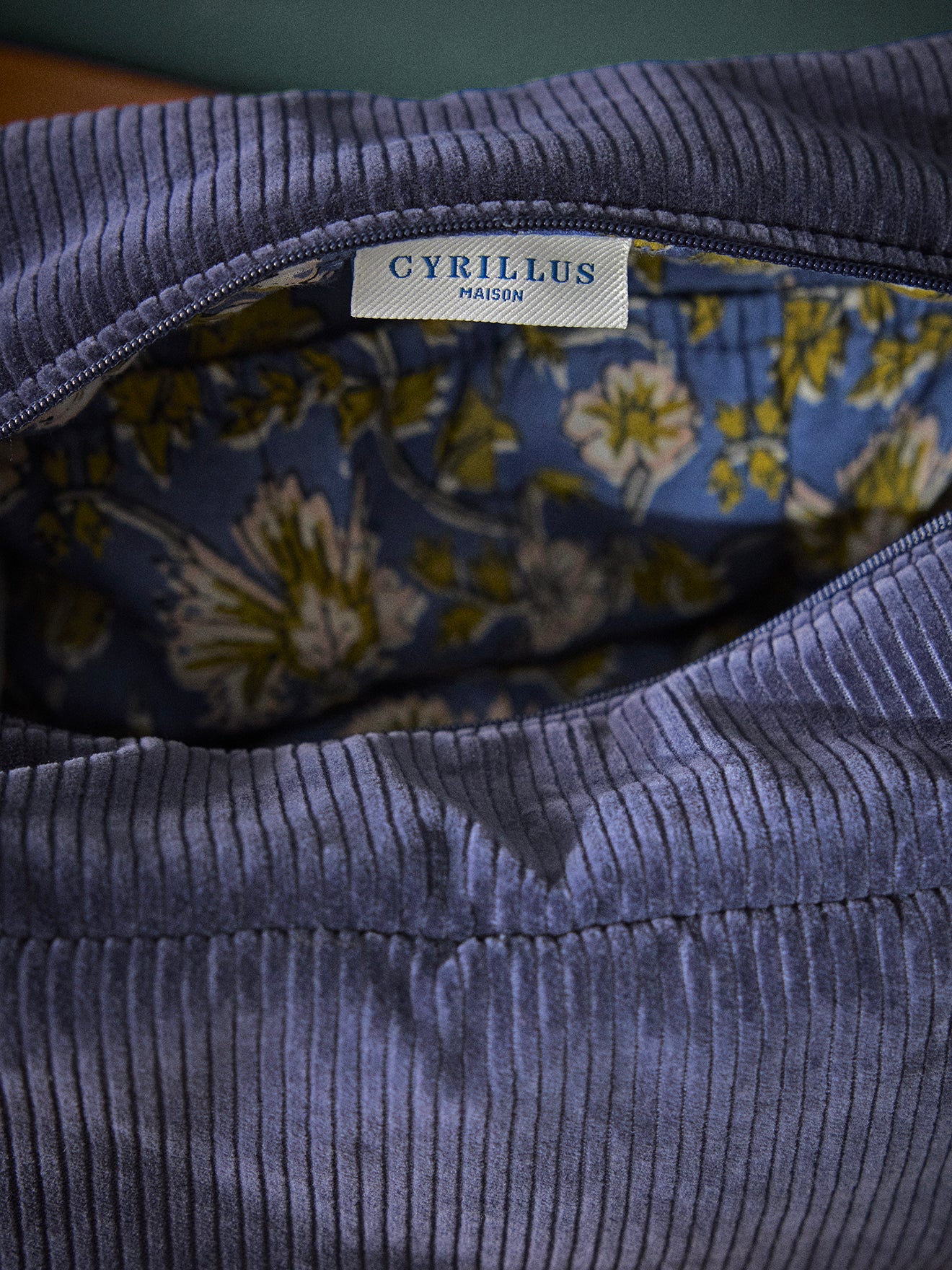 Tasche aus Corduroy mit Toilettenutensilien