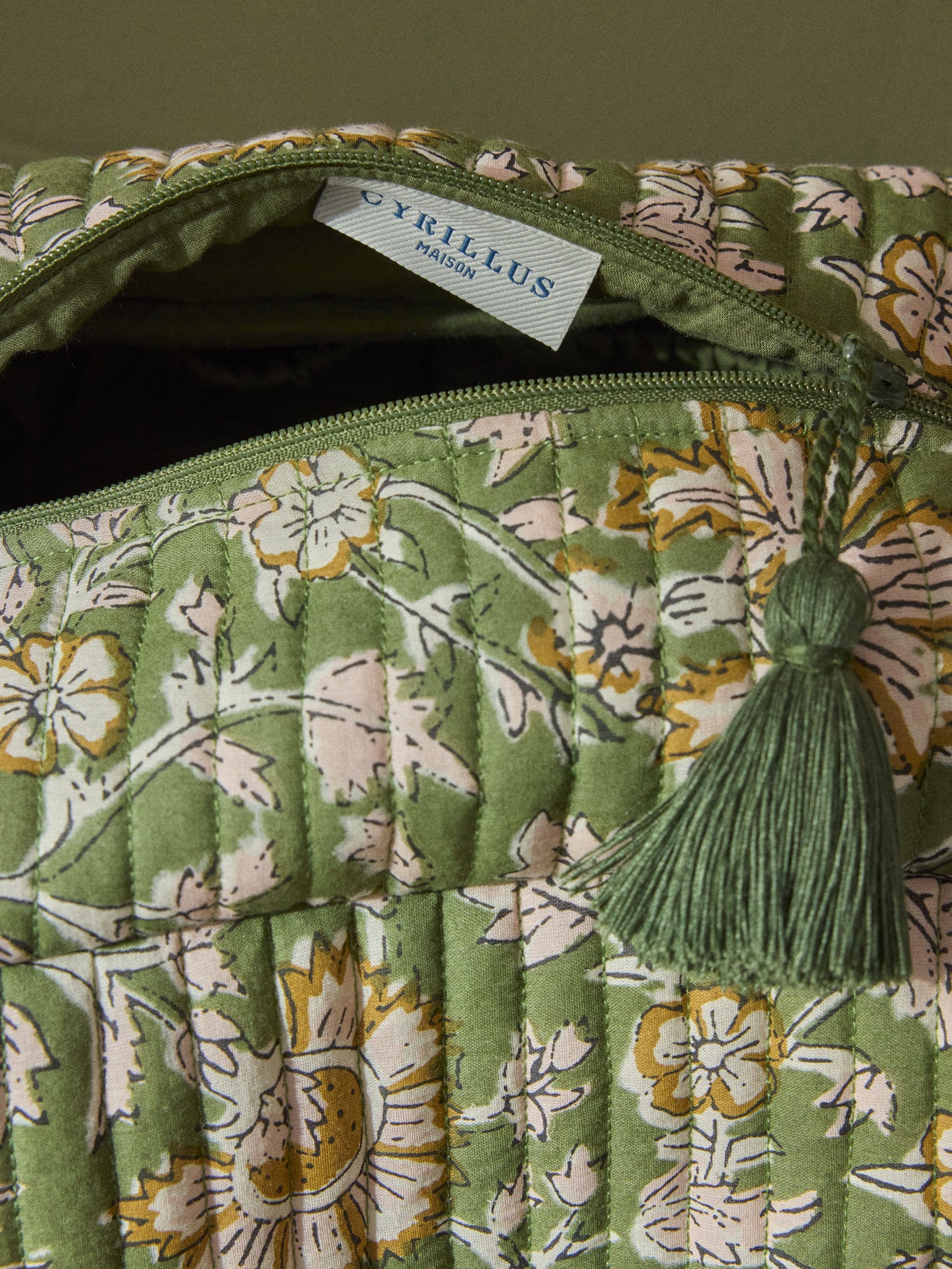 Gestepptes Necessaire aus indischem Stoff