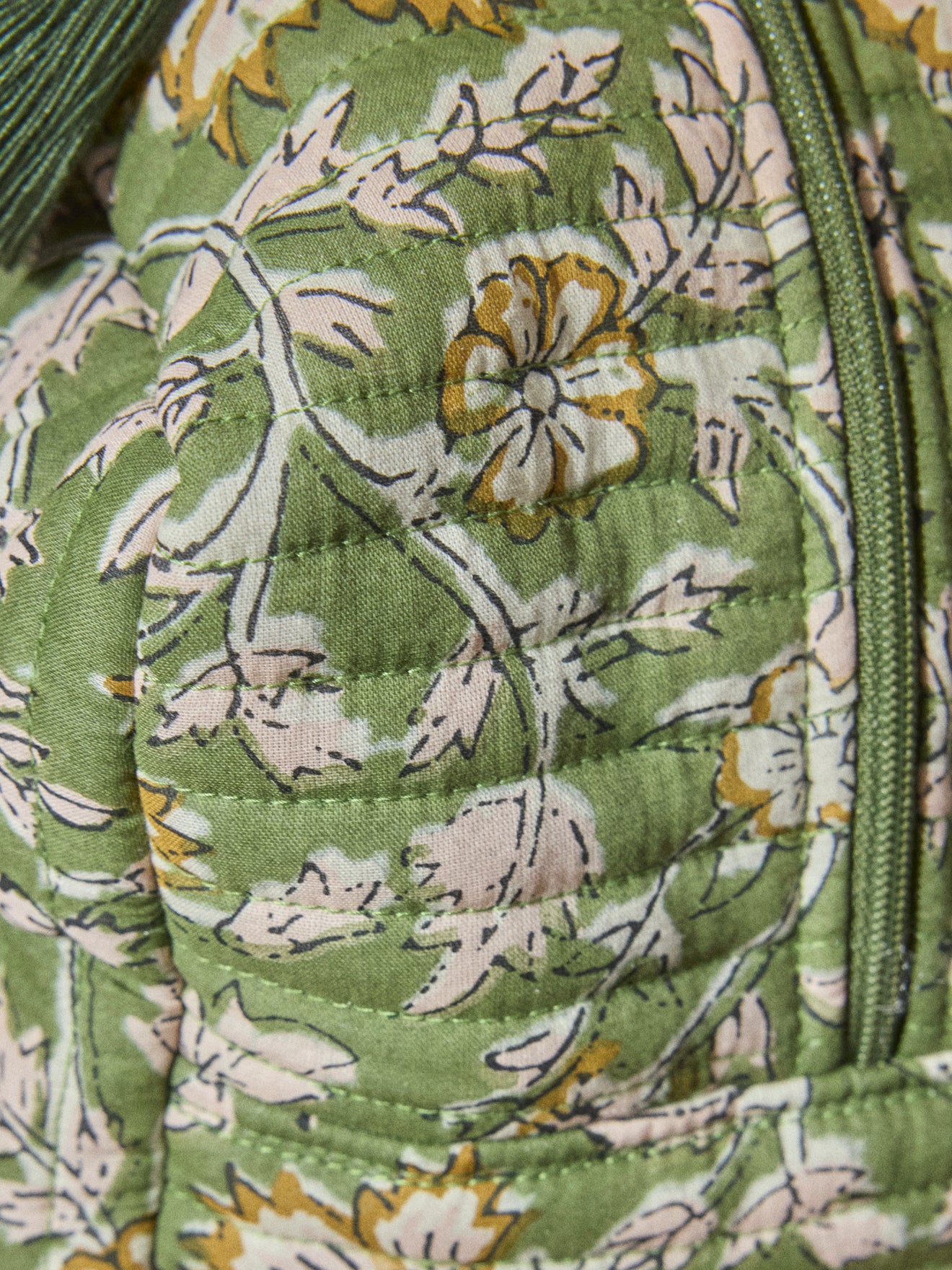 Gestepptes Necessaire aus indischem Stoff