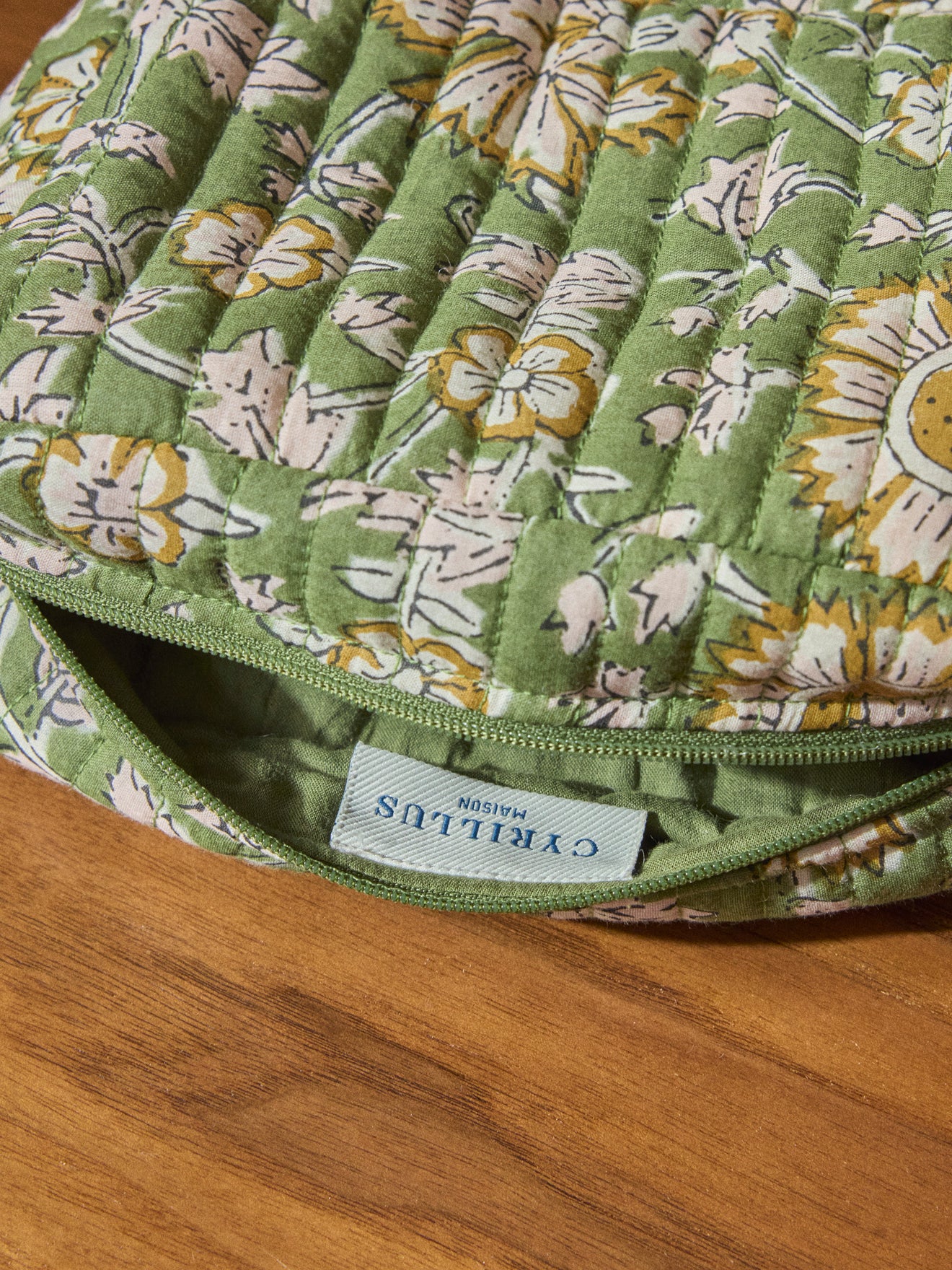 Gestepptes Necessaire aus indischem Stoff