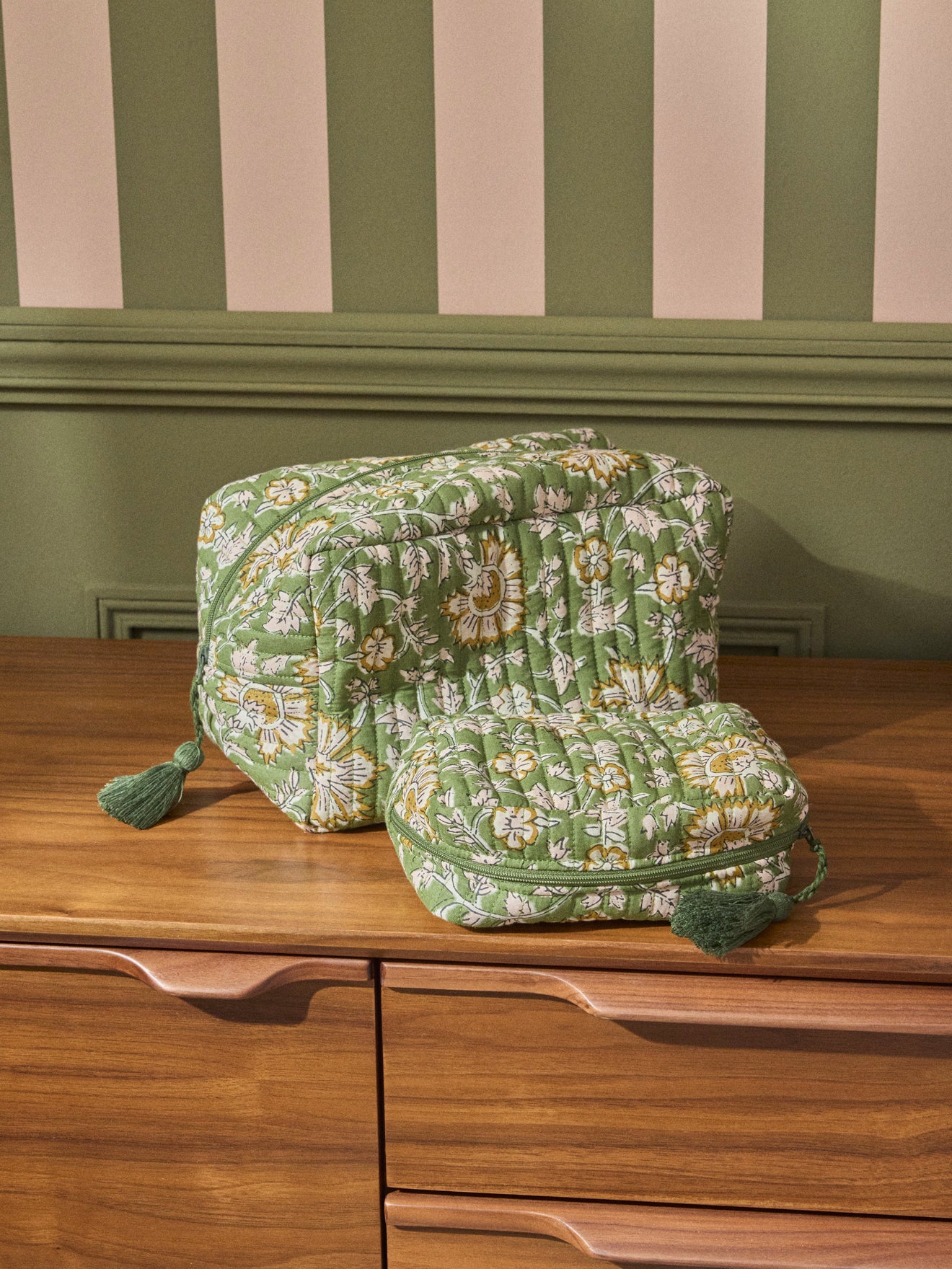 Gestepptes Necessaire aus indischem Stoff