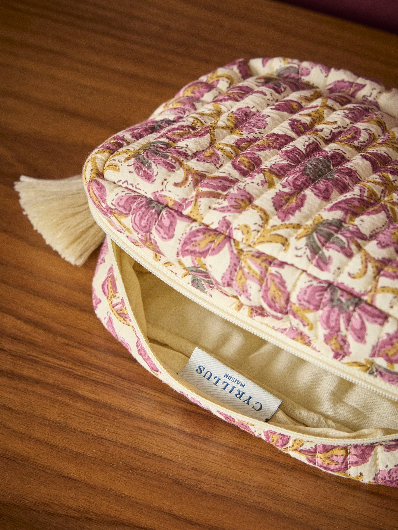 Gestepptes Necessaire aus indischem Stoff