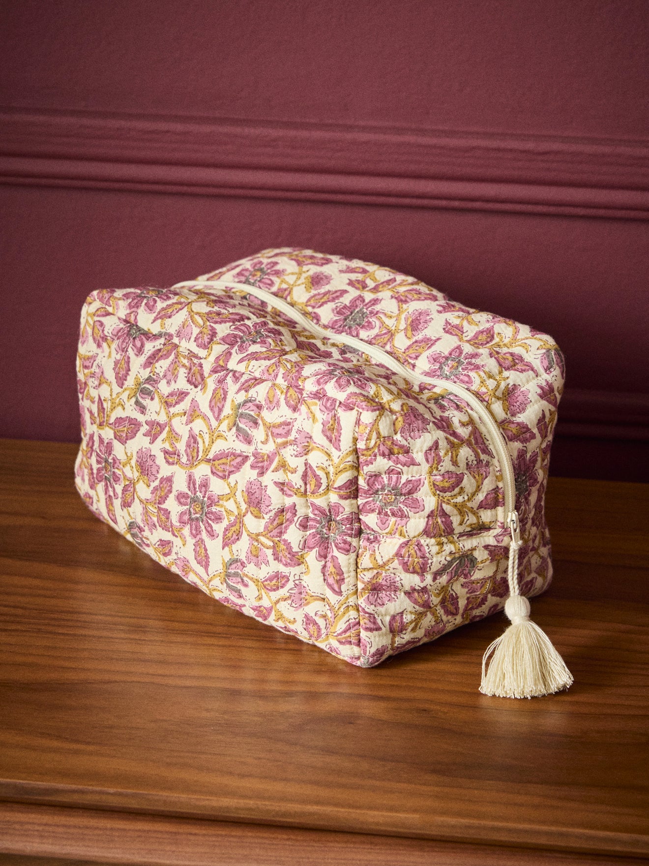 Gestepptes Necessaire aus indischem Stoff