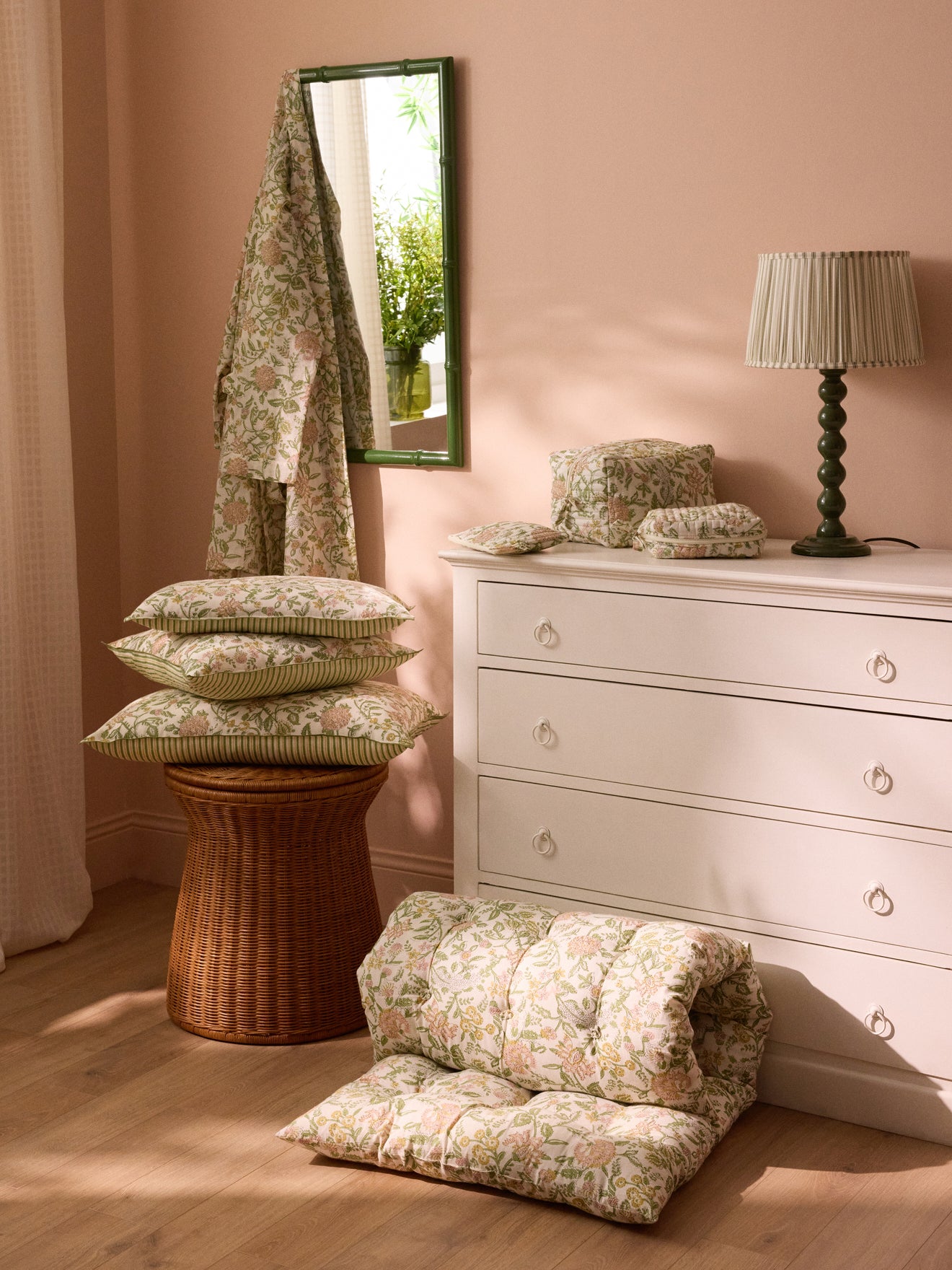 Kleiner Kulturbeutel mit Blumenmuster