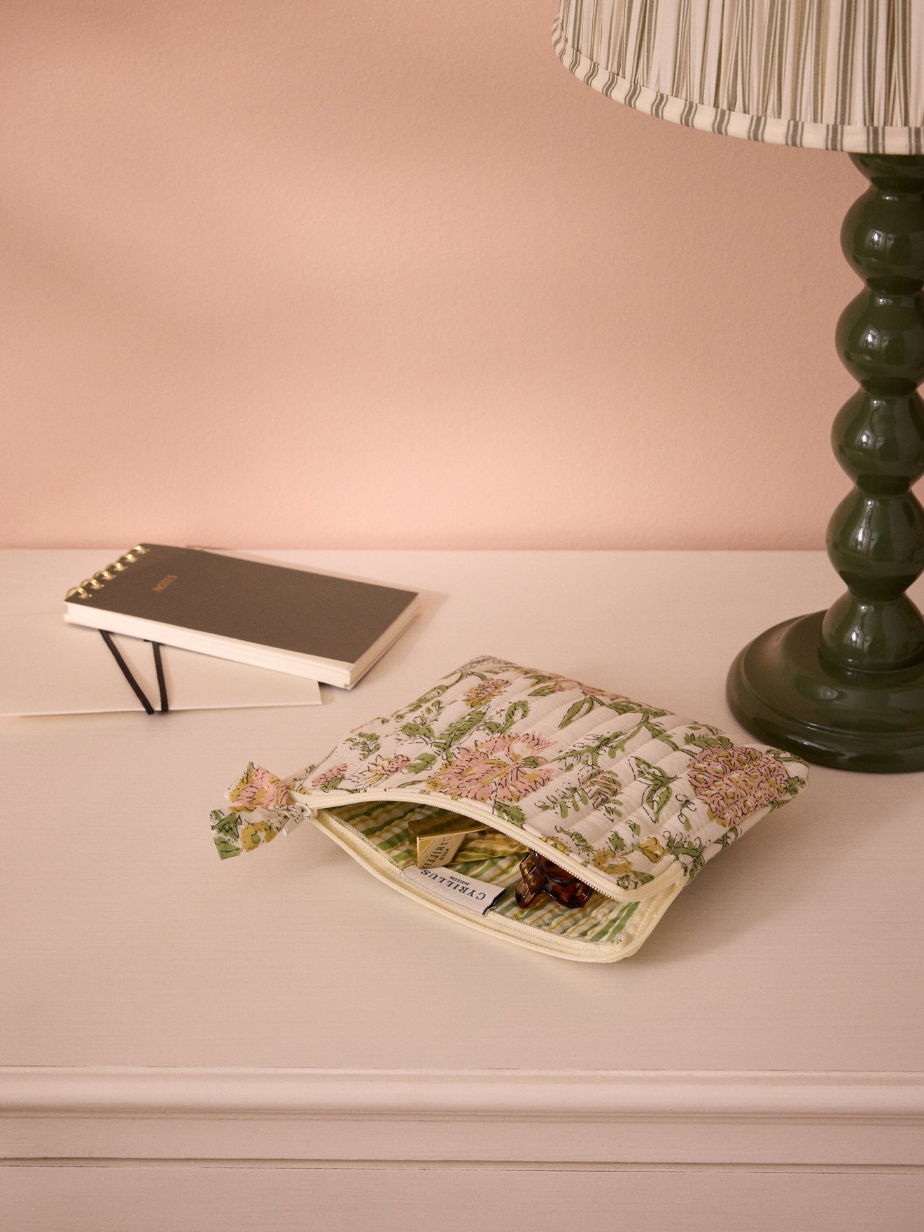 Kleiner Kulturbeutel mit Blumenmuster