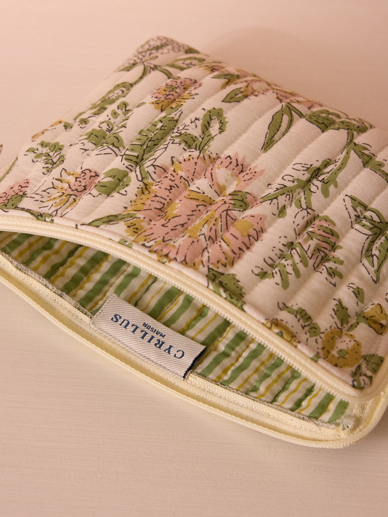 Kleiner Kulturbeutel mit Blumenmuster