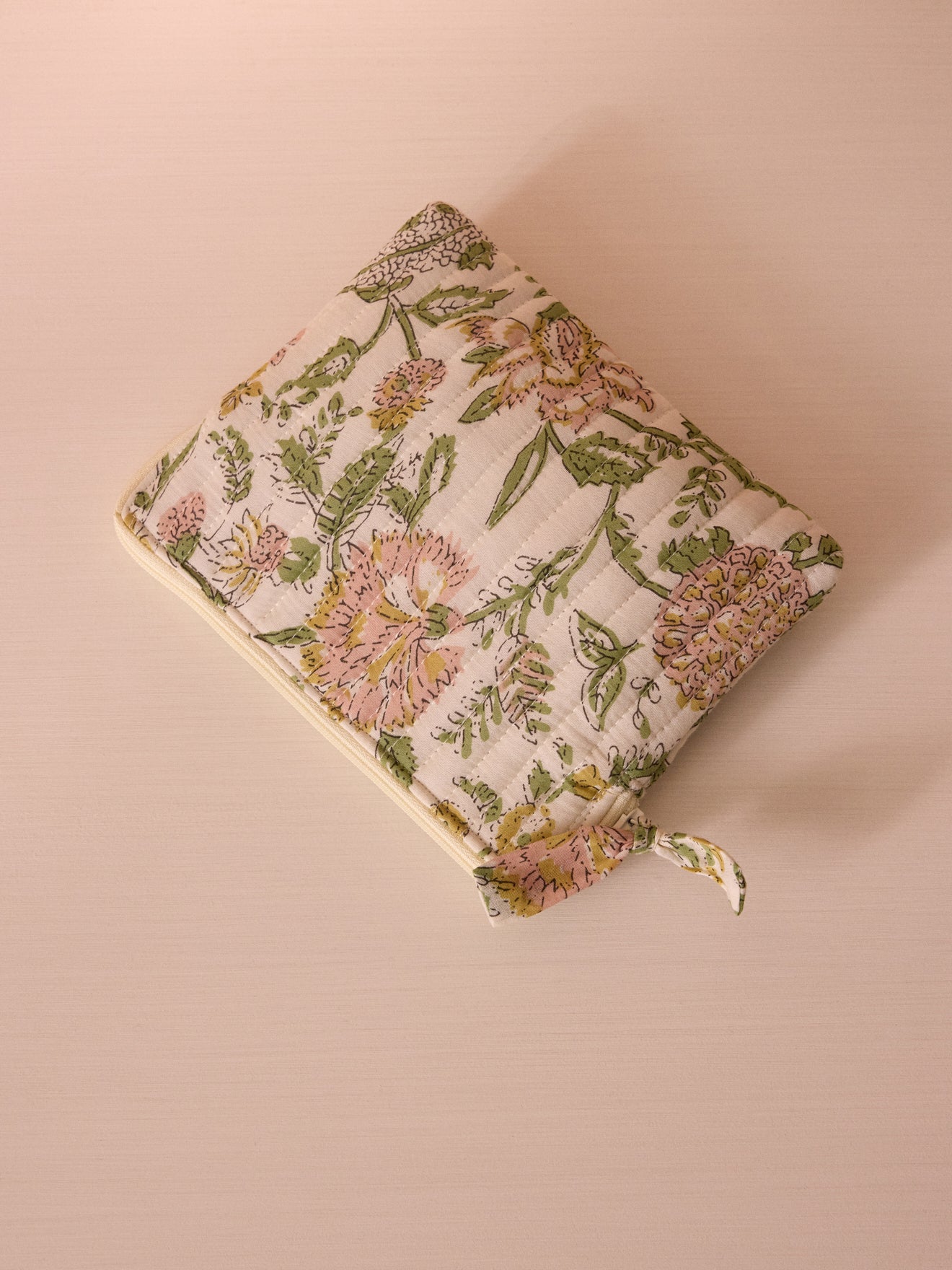 Kleiner Kulturbeutel mit Blumenmuster