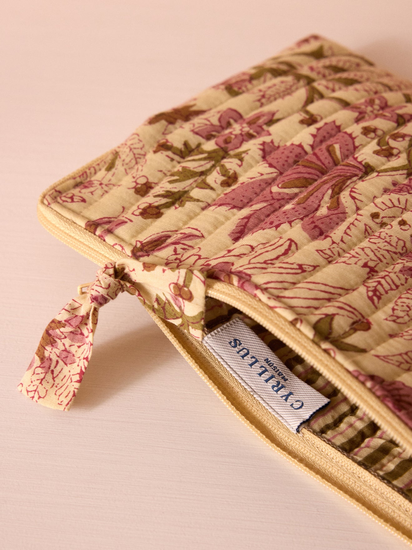 Kleiner Kulturbeutel mit Blumenmuster