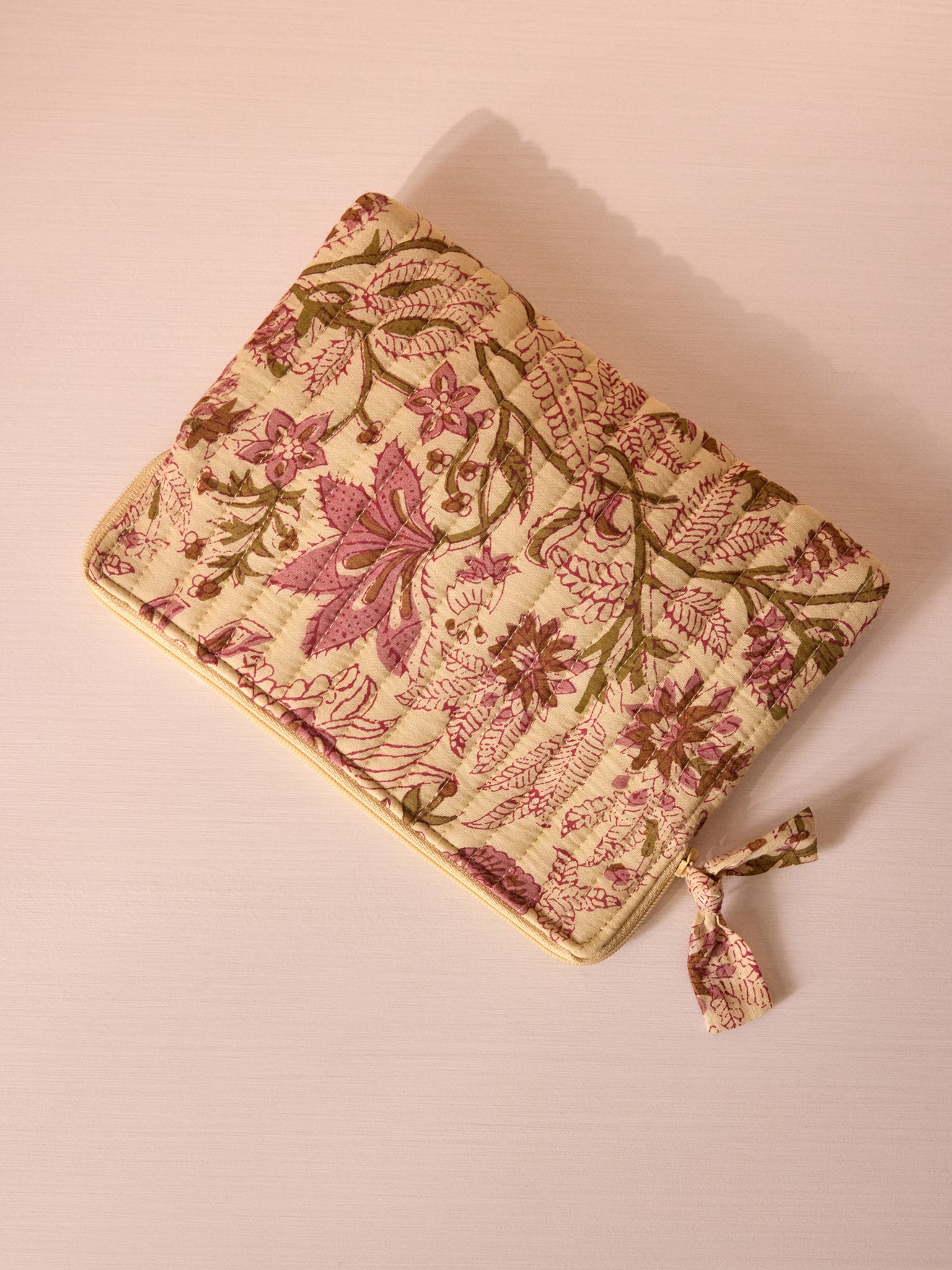 Kleiner Kulturbeutel mit Blumenmuster