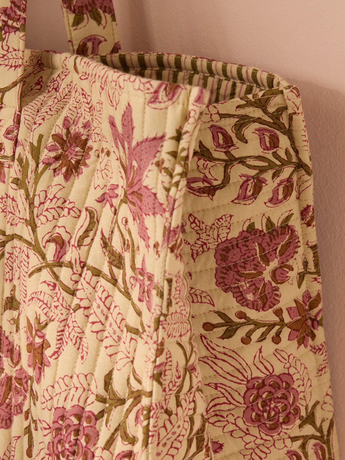 Gesteppte Tragetasche mit Blumen-Print