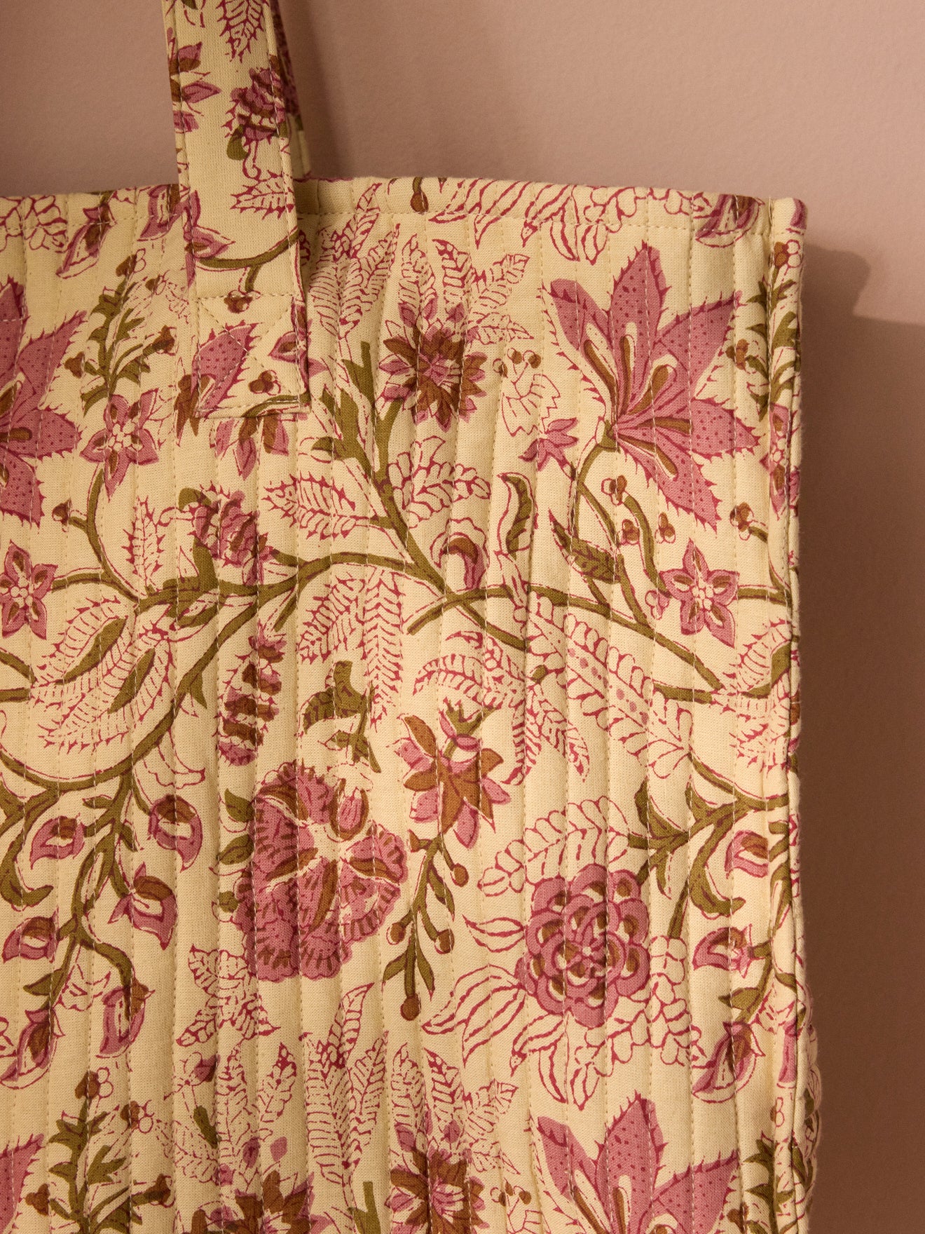 Gesteppte Tragetasche mit Blumen-Print