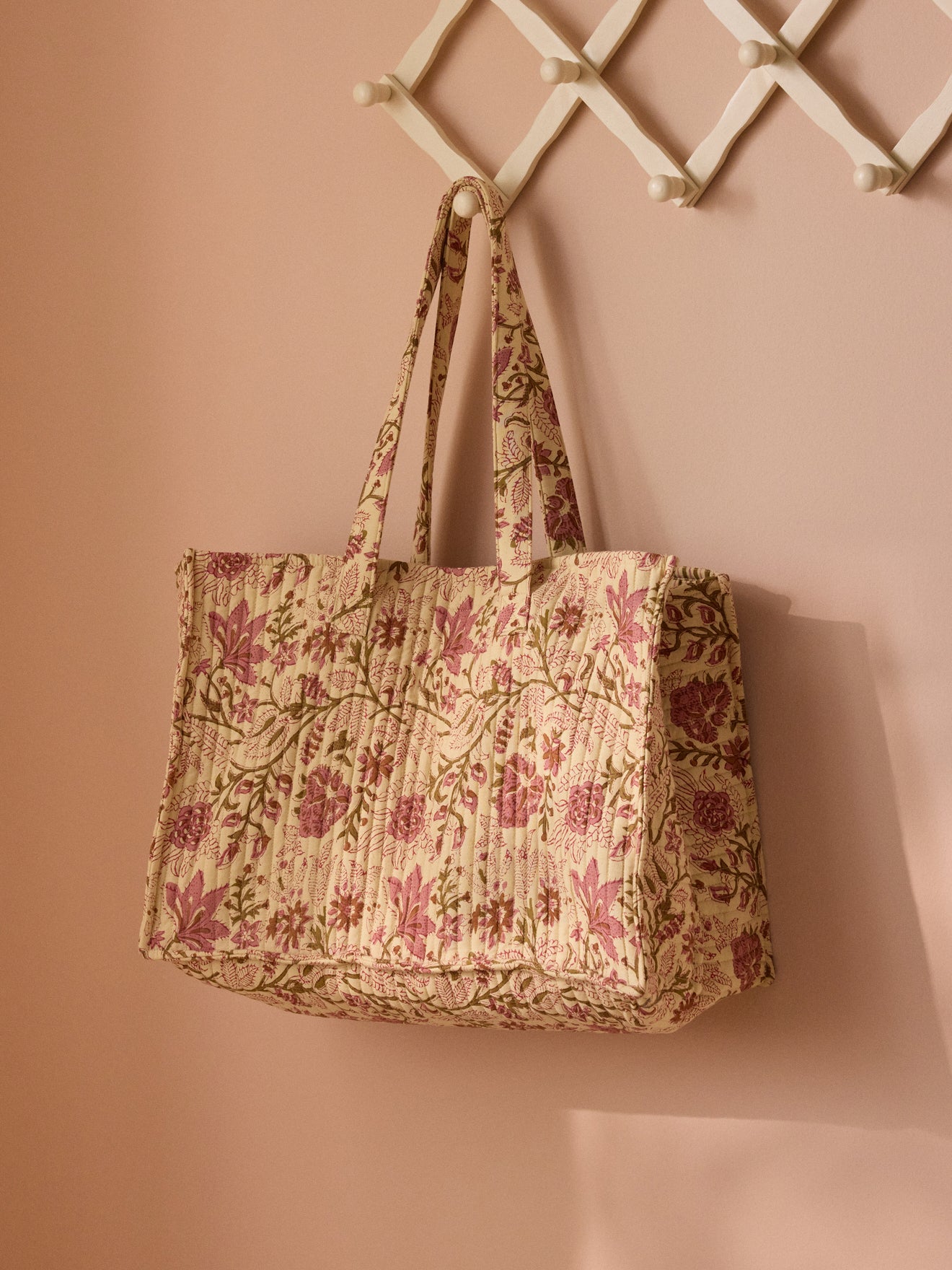 Gesteppte Tragetasche mit Blumen-Print