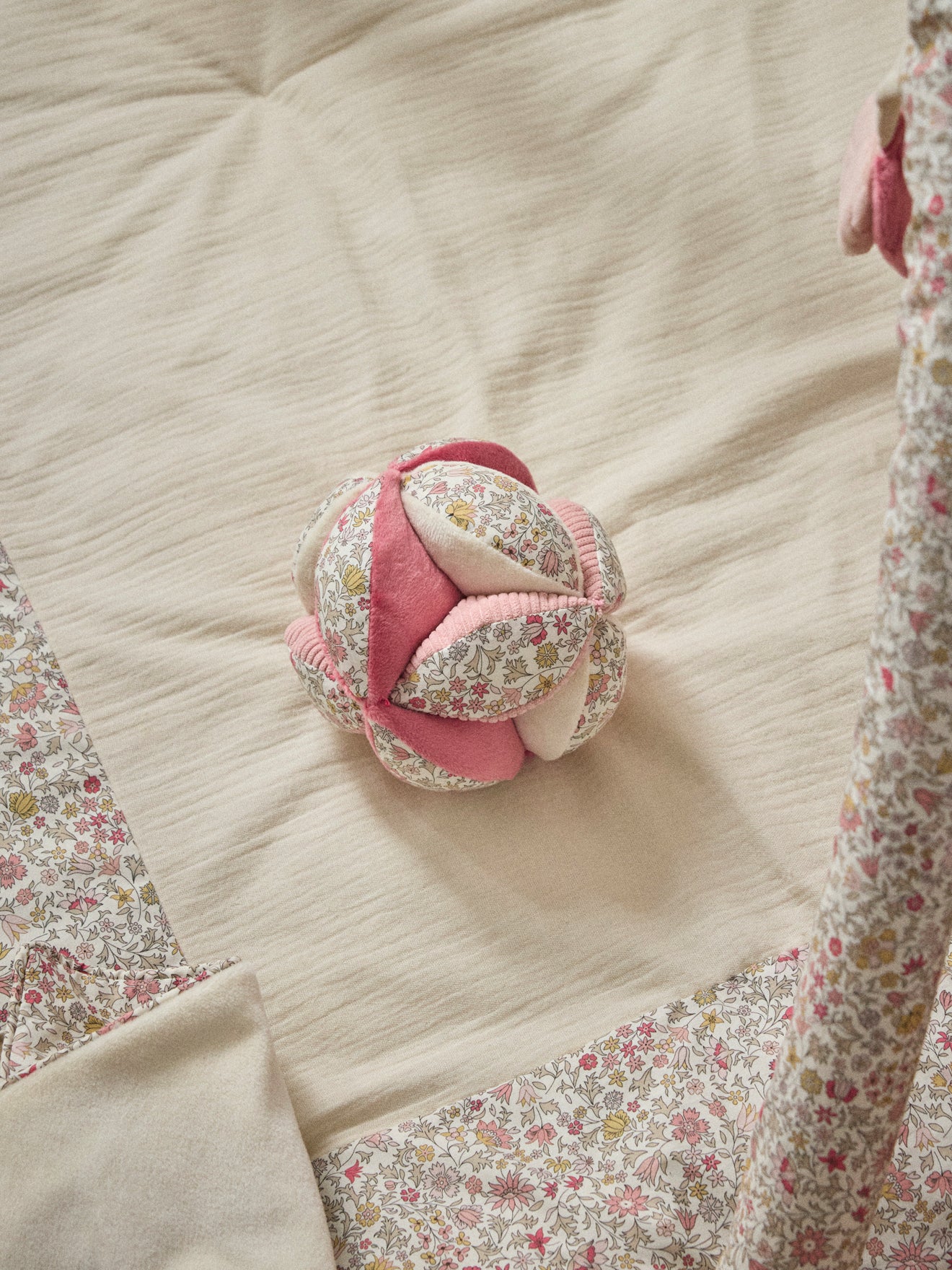 Greifball aus Velours und Liberty®-Stoff