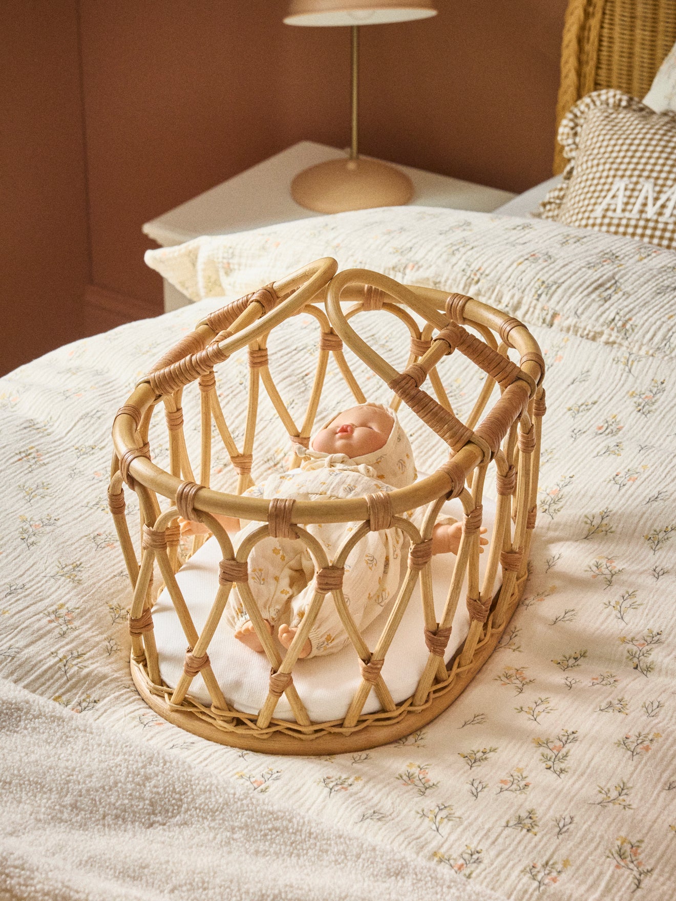 Puppen-Moseskörbchen aus Rattan