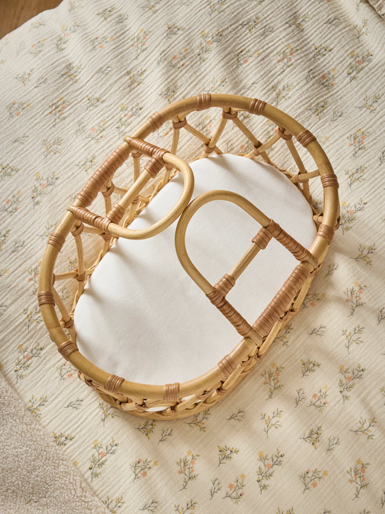 Puppen-Moseskörbchen aus Rattan