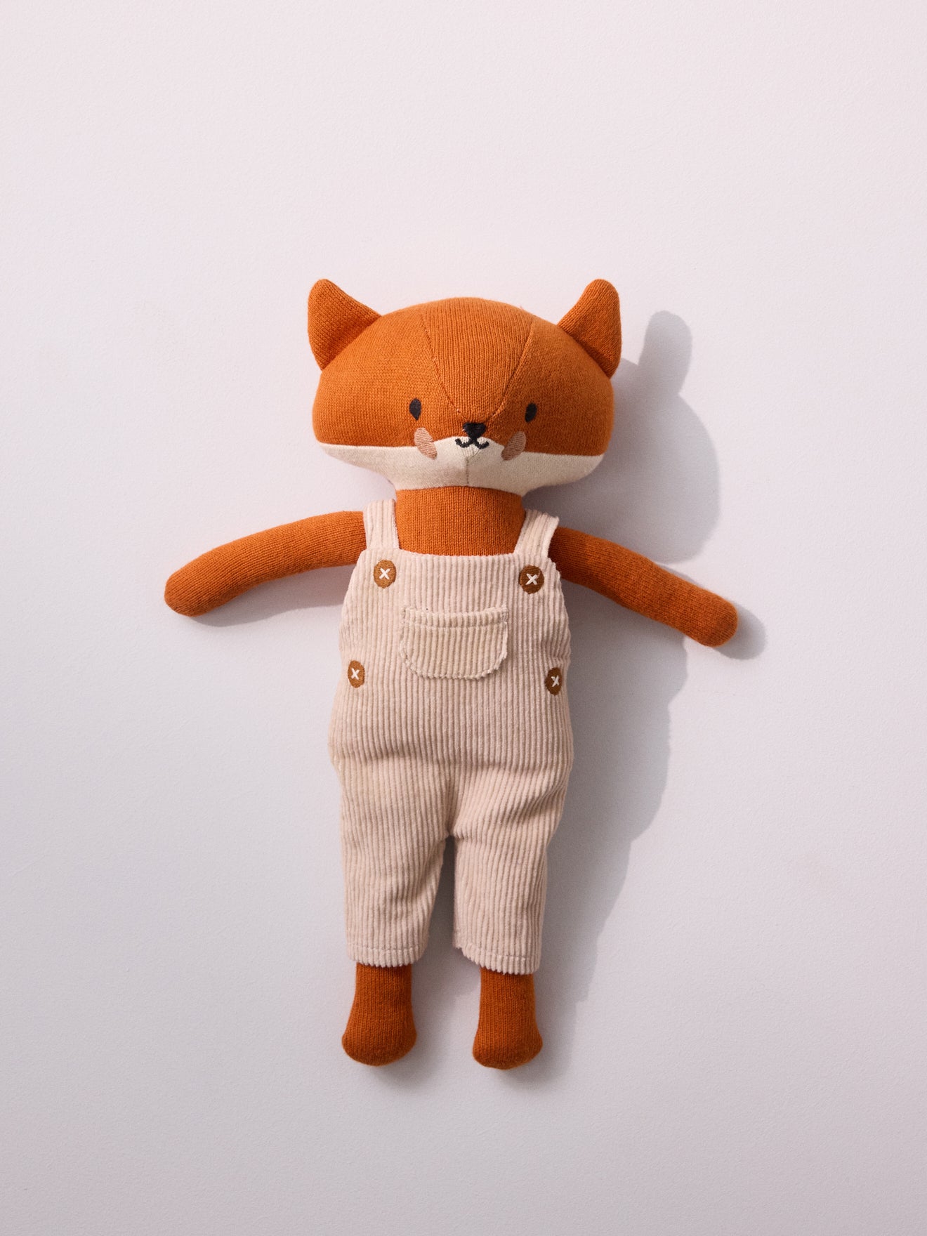Gestricktes Kuscheltier « Fuchs » mit Latzhose