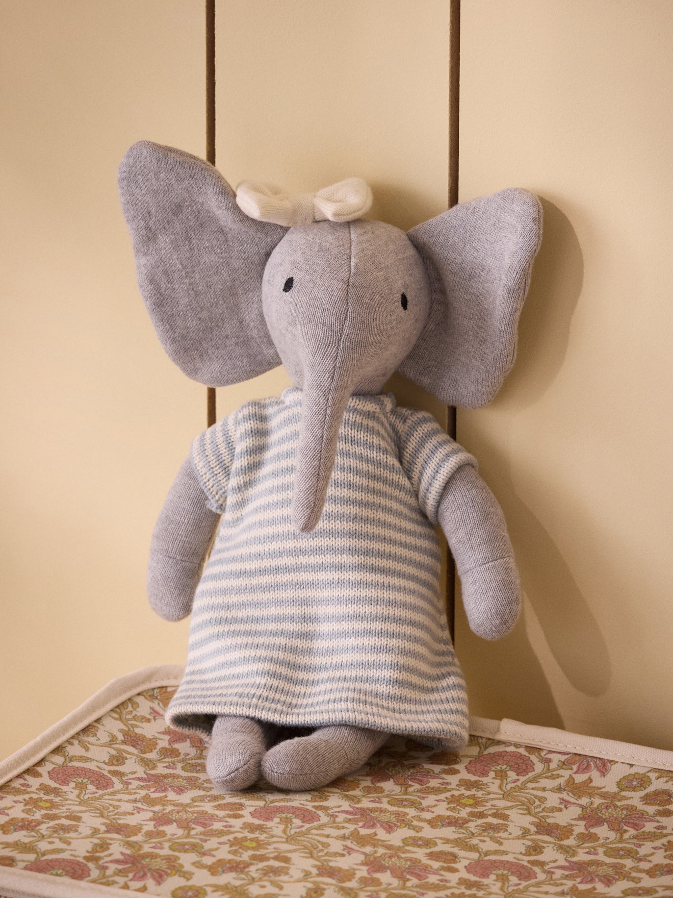 Gestricktes Kuscheltier « Elefant» mit Kleid aus Moosstrick