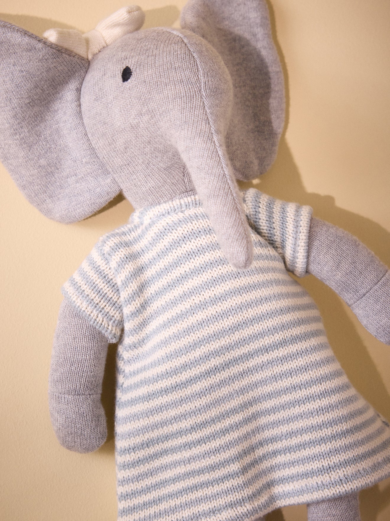 Gestricktes Kuscheltier « Elefant» mit Kleid aus Moosstrick