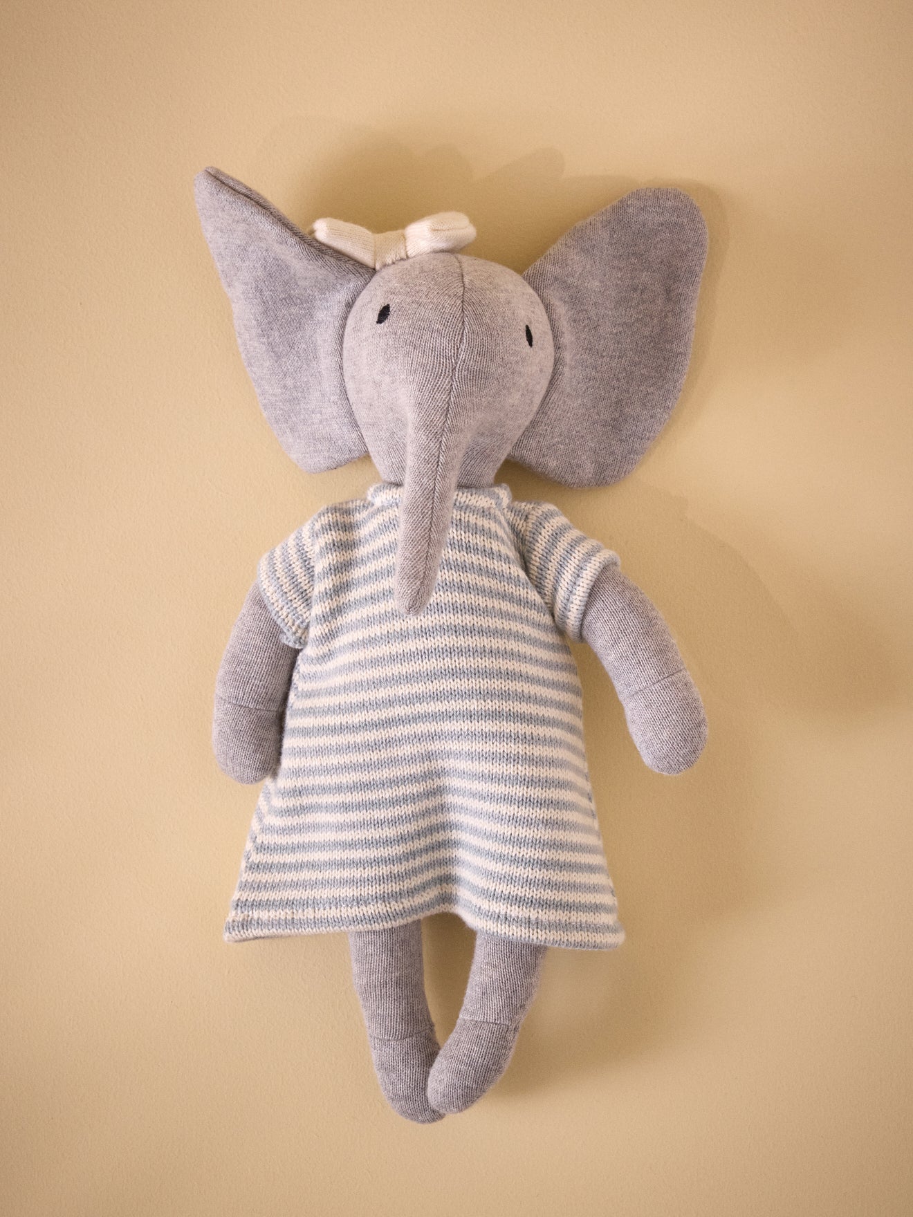 Gestricktes Kuscheltier « Elefant» mit Kleid aus Moosstrick