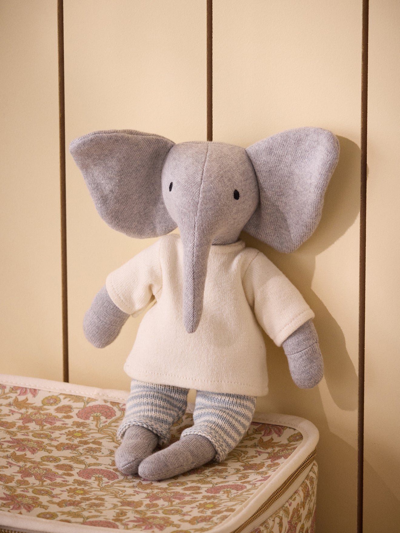 Gestricktes Kuscheltier « Elefant » mit Outfit aus Moosstrick