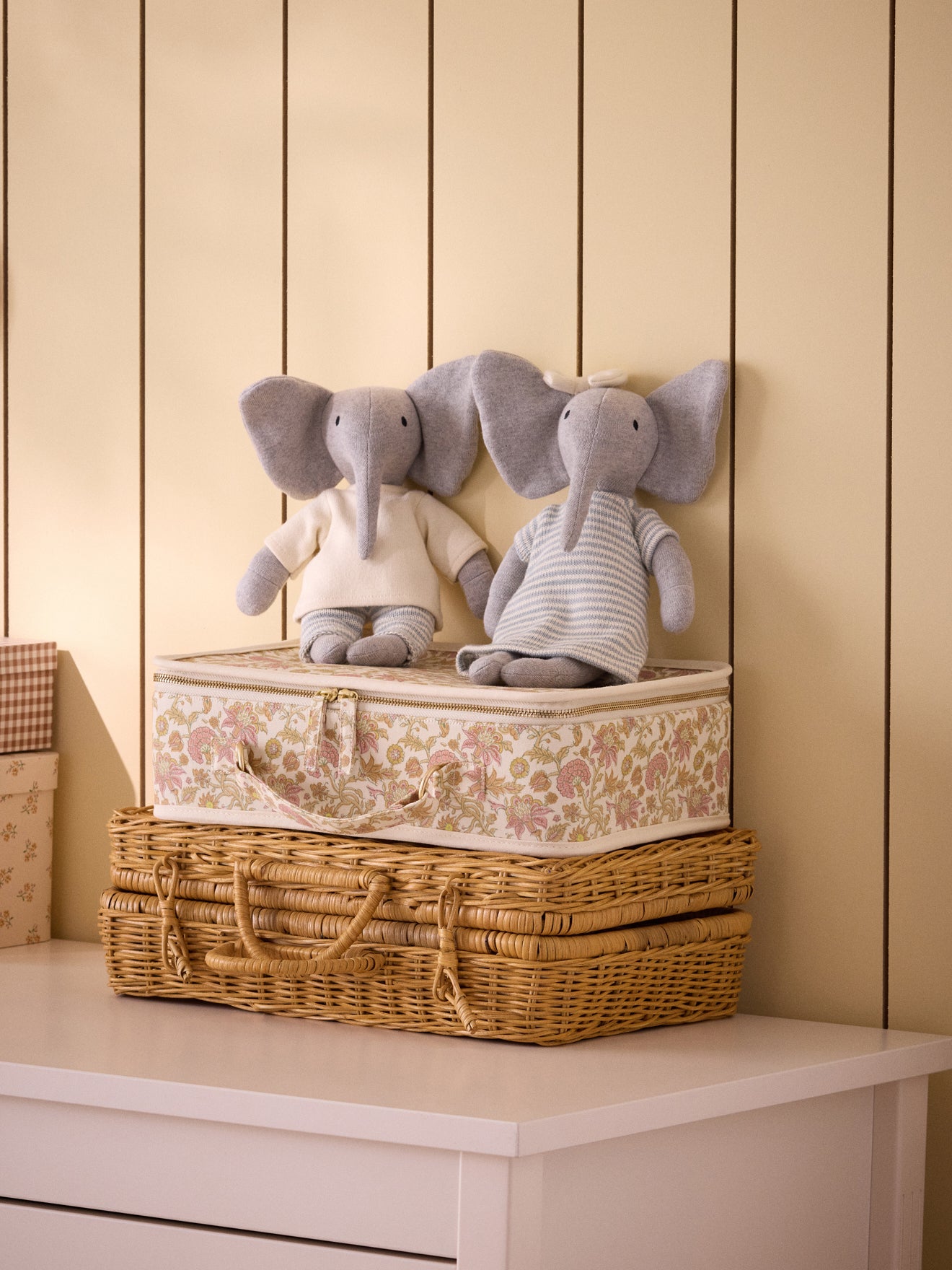 Gestricktes Kuscheltier « Elefant » mit Outfit aus Moosstrick